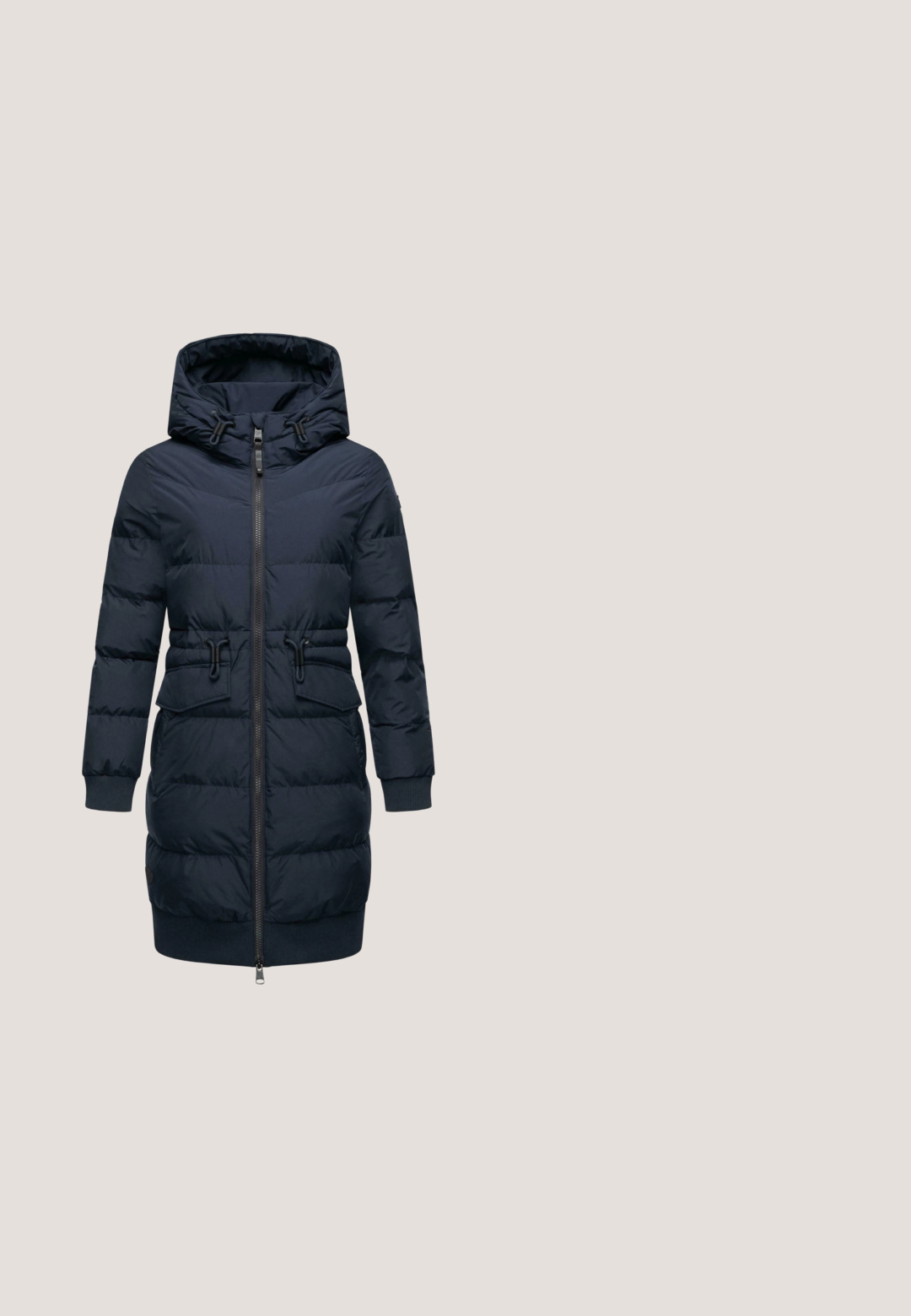 Marineblauer Steppmantel mit Kapuze, ausgestattet mit einem Reißverschluss vorne, zwei vorderen Taschen und verstellbaren Kordeln an der Taille und dem Saum.; Marineblauer Strickpullover mit hohem Rippkragen, der ein Zopfmuster aufweist und ein kleines braunes Lederlogo-Patch am Saum hat.; Dunkelgrüner, gerippter, langärmeliger Rollkragenpullover mit kleinem gesticktem Emblem auf der linken Brust, auf einem weißen Hintergrund dargestellt.; Blaue Jeans im Flared-Stil mit mittelhoher Taille, ausgestattet mit Ziernähten, zwei vorderen Taschen und einer hinteren Paspeltasche.; Schwarze synthetische High-Top-Stiefel mit braunem Kunstfellkragen, Messingösen und einer strukturierten braunen Gummisohle. Mit Logo-Patch an der Seite.; Dunkelblaue Ledertasche mit strukturiertem Oberflächenmaterial, zwei Schulterriemen, Reißverschluss oben und seitlicher Reißverschlusstasche.