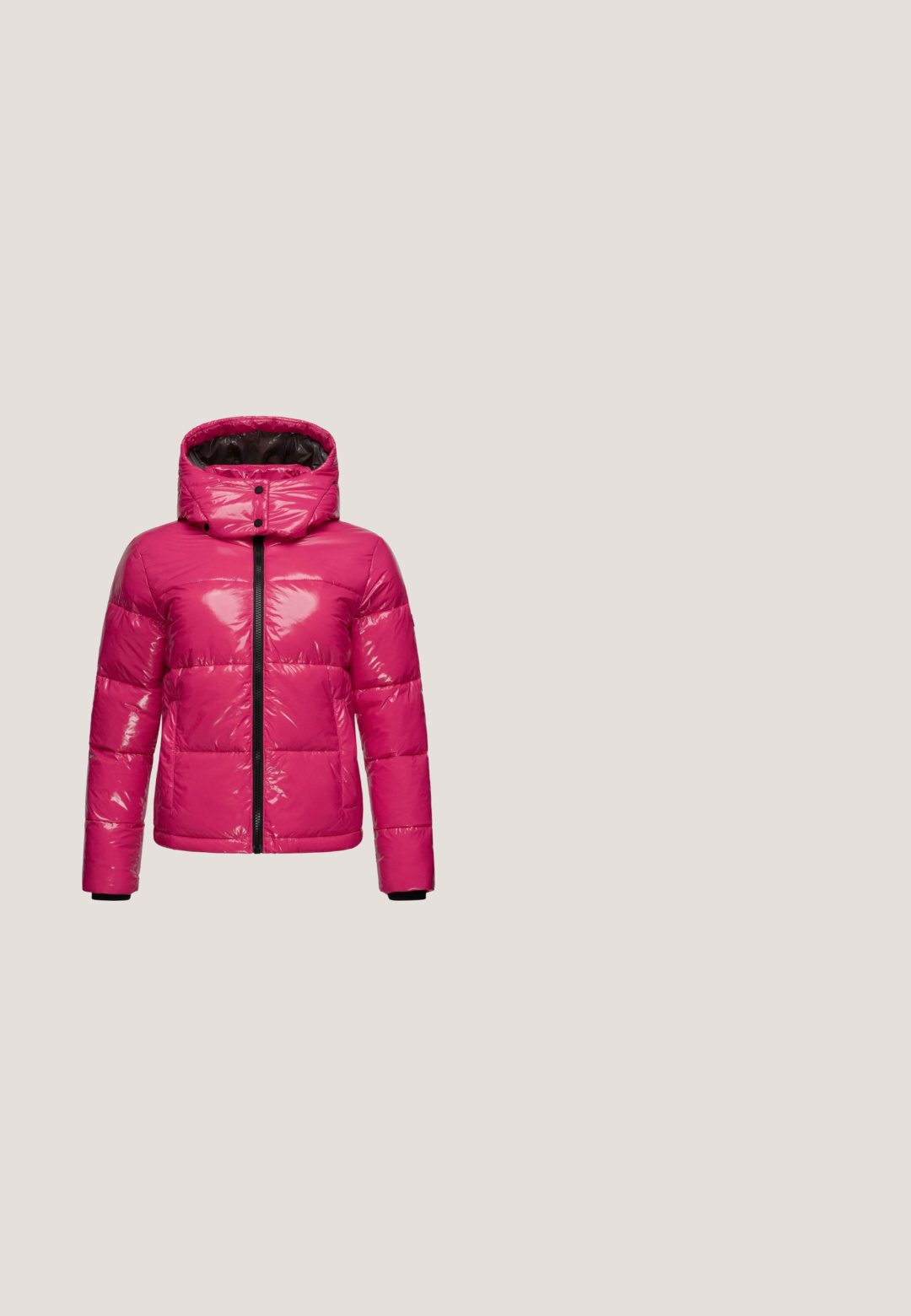 Roze pufferjack met een glanzende afwerking, voorzien van een hoge kraag, capuchon en zwarte ritssluiting. Het ontwerp heeft geborduurde patronen.; Grijze sweatshirt met roze geborduurde tekst "MARA" en het nummer "62." De stof heeft een zachte textuur en een ribbelhalslijn.; Langsleeve V-hals top met roze en crème horizontale strepen. Bevat een oranje ster appliqué op de borst. Gemaakt van zachte stof.; Camo cargo pants in roze en beige tinten, van katoenmateriaal, met meerdere zakken en een trekkoord bij de enkels.; Sportschoenen met een mix van materialen, voorzien van roze, groene en blauwe accenten, een gestructureerde suède bovenlaag en een patroonrubberen zool.; Lichtpaarse gewatteerde crossbodytas met zwarte verstelbare band en zilveren rits, met een klein merklogo in het midden aan de voorkant.