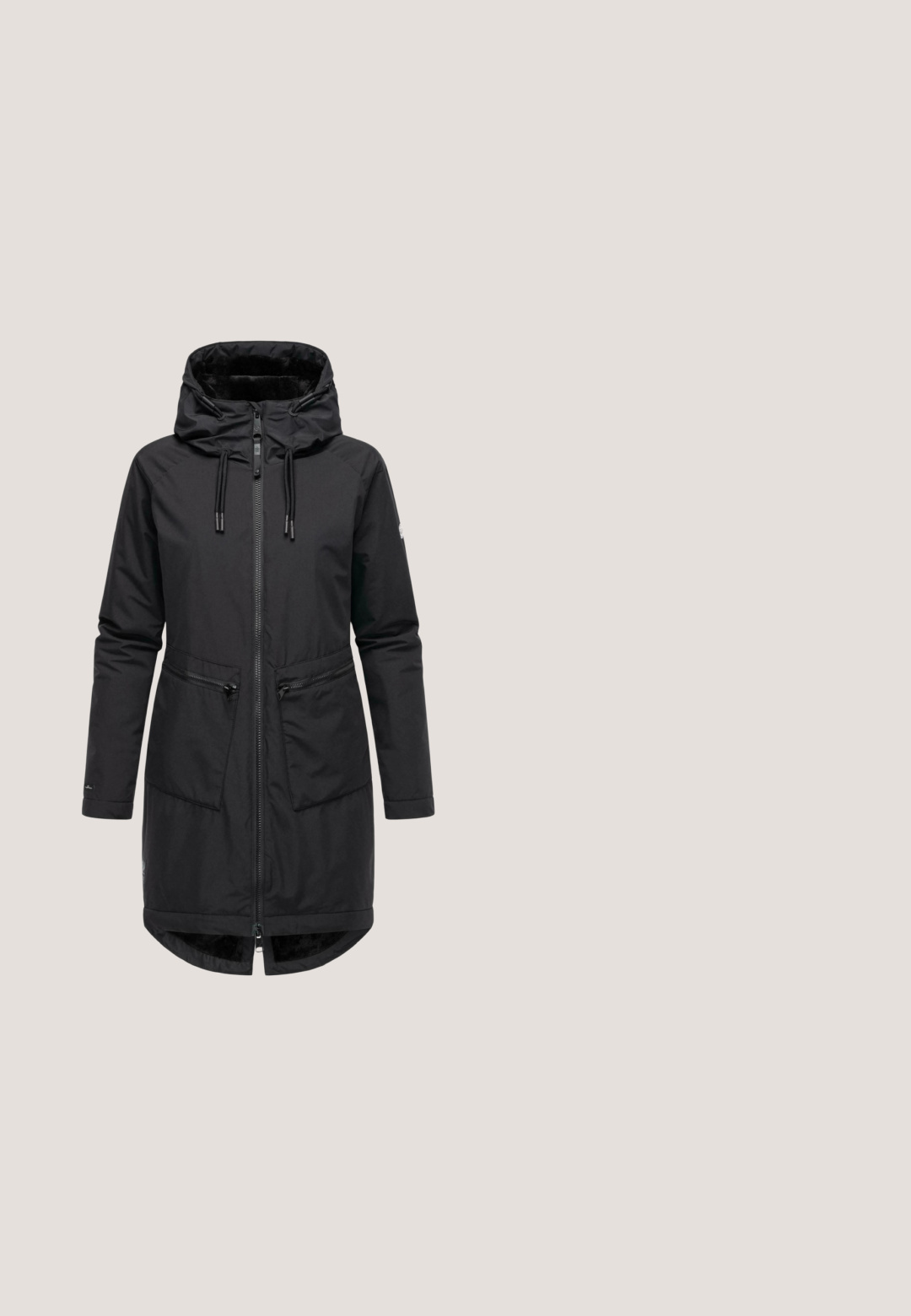 Zwarte waterdichte parka met een capuchon, rits aan de voorkant, twee voorzakken en een zachte binnenvoering. Ontworpen met een langere lengte en een gladde textuur.; Marineblauwe gebreide trui met een V-hals en kraag, voorzien van lange mouwen en een gestructureerde afwerking. Merkenlabel zichtbaar aan de binnenkant van de hals.; Denim shirt, lichtblauw, lange mouwen, knopenlijst aan de voorkant, kraag, enkele borstzak, contrasterende stiksels en een ontspannen pasvorm.; Jeans van denim met een donkerblauwe wassing, recht gesneden ontwerp, vijf zakken, ritssluiting met knoop en subtiele stiksels.; Tamaris CHELSEA  - Enkellaarsjes met plateauzool - olive; Zwarte gestructureerde leren crossbodytas met verstelbare riem en klein Italiaans vlaggetje aan de ritssluiting.