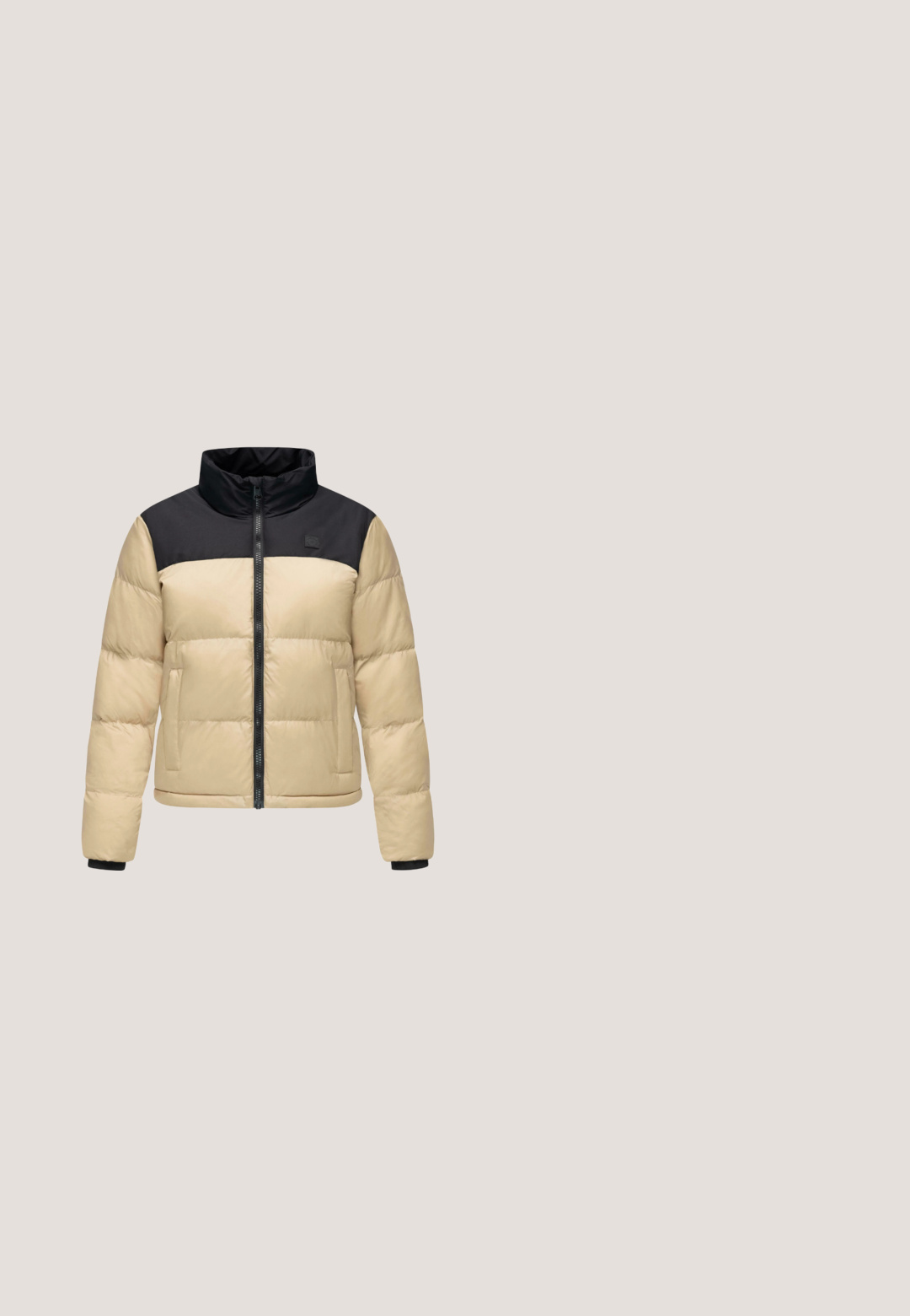 Chaqueta acolchada beige y negra con un cuello alto, cierre de cremallera y puños elásticos. Presenta una textura acolchada y bolsillos laterales.; Sudadera negra de cuello redondo hecha de tejido suave, con mangas largas, puños de canalé y una pequeña etiqueta de la marca en la parte inferior izquierda.; Blusa negra de manga larga con cuello redondo, elaborada en una tela suave y elástica. Diseño minimalista, sin patrones o acentos visibles.; Pantalones cargo negros hechos de tela suave; cuentan con una cinturilla elástica, puños acanalados y dos grandes bolsillos laterales para almacenamiento.; Bota alta de goma negra con acabado texturizado, logo de WODEN en el lateral y suela reforzada con acentos moteados.; Bolsa tote negra con textura acolchada, doble asa, cierre con cremallera, bolsillo frontal y un estuche redondo desmontable sujeto por un clip.