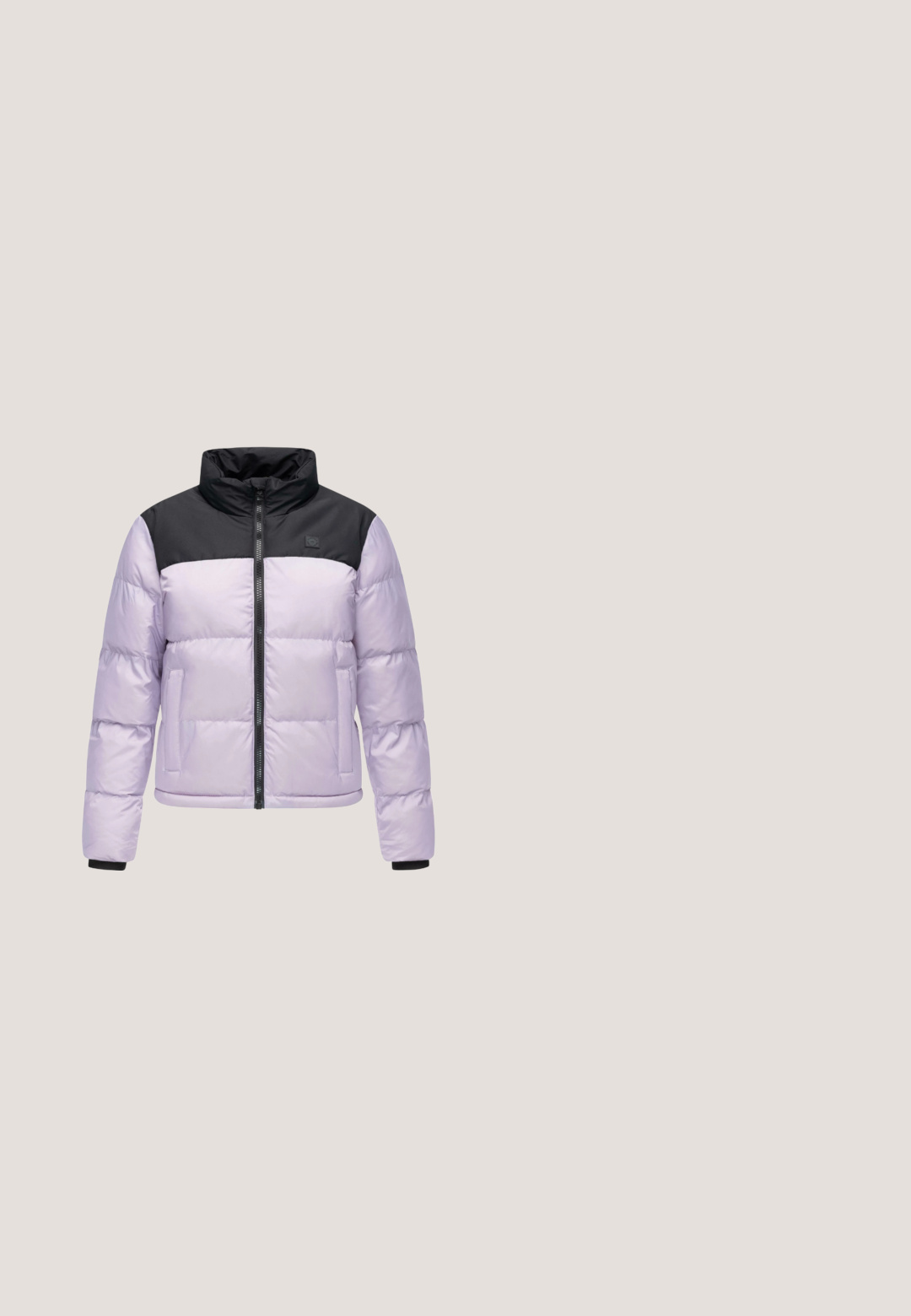 Chaqueta acolchada de color púrpura claro con una sección superior y cuello negro, con cremallera frontal y dos bolsillos laterales. Tejido texturizado y diseño acolchado.; Sudadera negra con un bolsillo frontal, mangas largas y capucha con cordón. Presenta el texto "California" en blanco con una fuente en cursiva. Tejido suave.; Camiseta negra de manga corta con cuello redondo y cordones ajustables a ambos lados cerca del dobladillo.; Pantalones jogger negros cónicos con cintura elástica y cordón, puños en los tobillos y bolsillos laterales, exhibidos sobre un fondo blanco.; Zapatilla blanca de caña baja Nike Air Force 1 con suela negra, cordones negros, talón negro y pequeño swoosh dorado en el lateral.; Bolso tote acolchado negro con dos asas cortas y correa de hombro desmontable impresa con "PEPE JEANS" en letras grises.