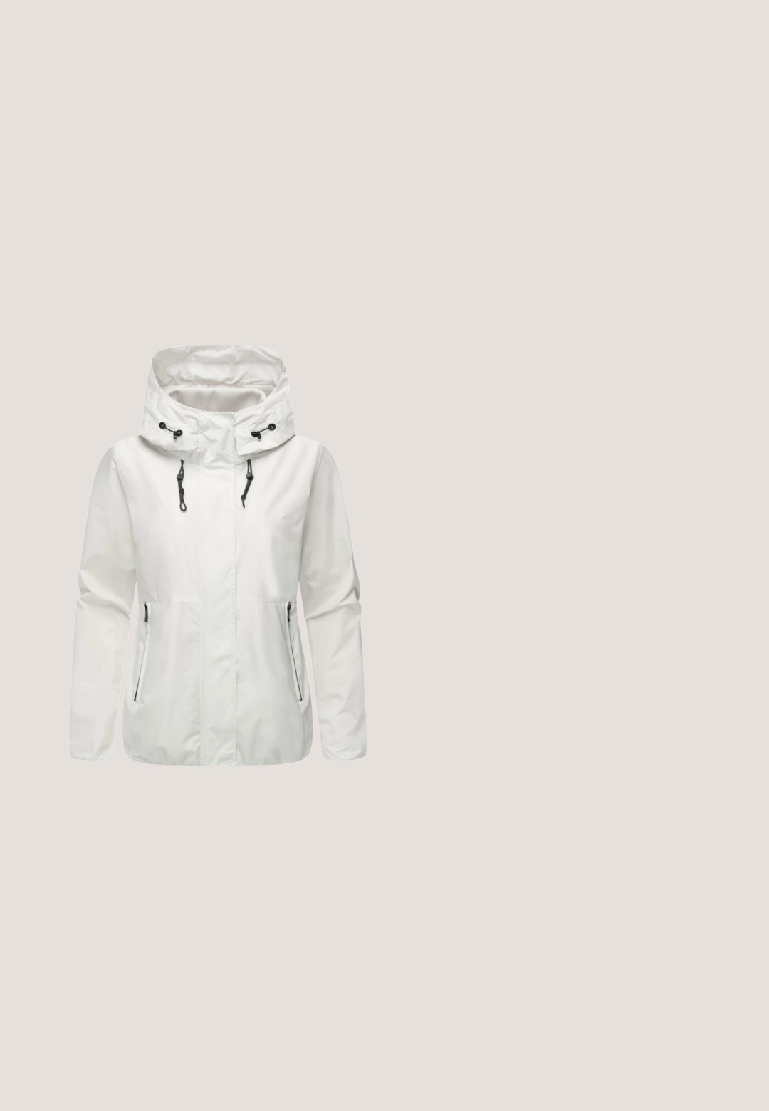 Weiße wasserdichte Jacke mit hohem Kragen, verstellbarem Kapuzen und zwei seitlichen Reißverschlusstaschen; glatte Textur, minimalistisches Design.; Hellgrauer Kapuzenpullover mit Reißverschluss, Fronttaschen, Kordelzug an der Kapuze sowie gerippten Bündchen und Saum, gezeigt vor weißem Hintergrund.; Weißes T-Shirt mit kurzen Ärmeln und einer minimalistischen schwarzen Linienzeichnung von Bergen sowie dem Schriftzug „Abenteuer wartet da draußen“ auf der Brust.; Graue Sweatpants aus weichem, gebürstetem Stoff. Mit einem verstellbaren Bund und gerippten Knöchelabschlüssen für eine enge Passform. Einfaches Design, keine Muster.; Weißer Sportschuh mit Mesh-Obermaterial, Schnürverschluss, gepolsterter Sohle und grauem Logo an der Seite, dargestellt vor weißem Hintergrund.; Weiße Tragetasche aus gepolstertem Stoff. Verfügt über zwei kurze Griffe und ein beigefarbenes Logopatch, mit einer minimalistischen rechteckigen Form.