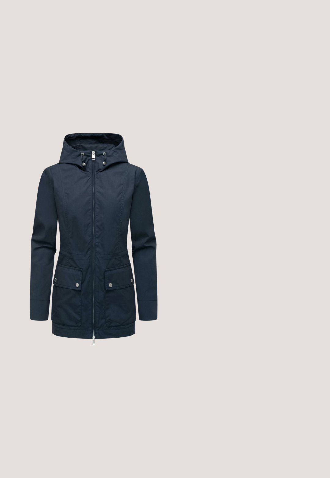 Marinen vandtæt jakke med hætte, frontlynlås, to knap-forede brystlommer og elastiske manchetter til justering. Glat tekstur.; ONLY ONLRICA L/S PULLOVER KNT NOOS - Striktrøje - china blue; Denimskjorte i mørkeblå, med krave, lange ærmer, dobbelt brystlomme og kontrasterende syninger.; Lyseblå skinny jeans lavet af denim, med et klassisk fem-lomme-design, knaplukning og let bleget effekt for tekstur.; Hvid og blå sneaker med snøre, tyk sål og Mustang-logo på hælen, vist fra ydersiden.; TOM TAILOR CAIA HOBO BAG MID ROSE - Håndtasker - dark blue
