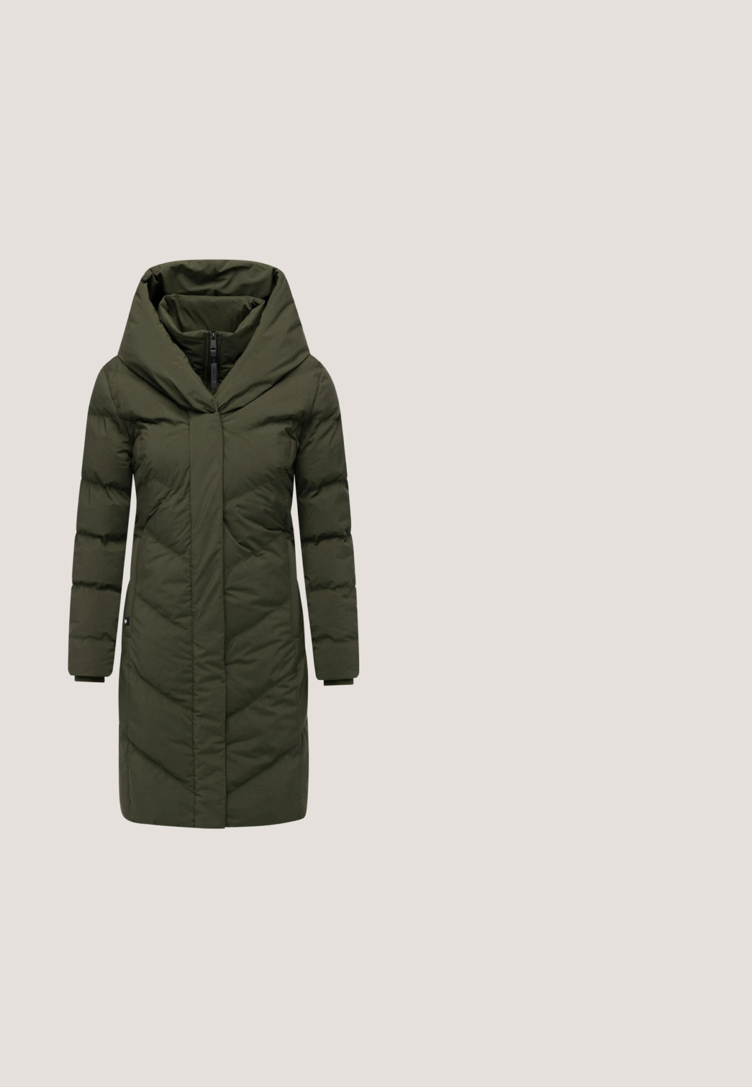 Padded parka v tmavo olivovozelenej farbe s elastickou kapucňou, dlhými rukávmi a predným zipsom. Obsahuje prešívaný dizajn a bočné vrecká.; Zelený rolák vyrobený z mäkkej pleteniny. Má dlhé rukávy, rýhovaný golier a manžety a elegantný strih.; Zelené pletené šaty s dlhými rukávmi, okrúhlym výstrihom a rebrovanými manžetami. Obsahujú malú logo nálepku pri leme.; Vysoké topánky z tmavozelenej kože s textúrovaným povrchom, čierne šnúrky, bočný zips a biela gumová podrážka s ryhovanými detailmi.; Sivá taška cez rameno so zipsom na prednom vrecku, dvoma rukoväťami, hladkým materiálom a modrým štítkom. Jednoduchý, štruktúrovaný dizajn.; Zelené mramorové živicové náušnice so zlatým kovaním. Kruh s textúrovaným povrchom. Dverová spona s dekoratívnymi akcentmi.
