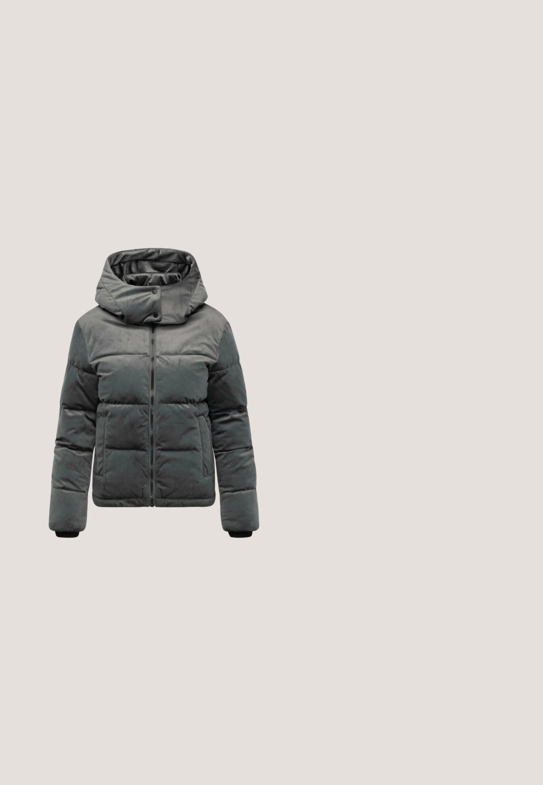 Chaqueta de plumas en gris oscuro. Fabricada con un tejido suave, cuenta con capucha, cierre frontal con cremallera y secciones acolchadas para aislamiento. Incluye puños negros.; Cárdigan gris de punto con escote en V, botones frontales, mangas largas y un acabado texturizado, fabricado con un material suave.; Camiseta de manga corta de color gris claro con tejido acanalado, cuello redondo y pequeño logo negro de "Pepe Jeans" en el lado izquierdo del pecho.; Jeans de mezclilla gris con un diseño de pierna recta, que cuentan con una cinturilla estándar, bolsillos delanteros y un ligero deslavado para añadir textura.; Zapatillas deportivas de ante gris con punta redondeada, detalles texturizados con estampado de leopardo en el talón y cremallera lateral. Suela de goma para tracción.; Bolso tote gris con un bolsillo frontal con cremallera, asas dobles, material liso y un detalle de etiqueta azul. Diseño simple y estructurado.