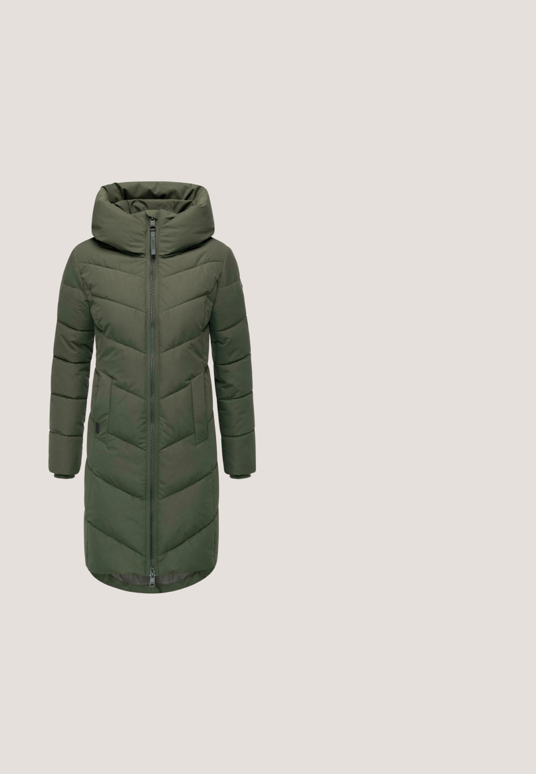 Abrigo de plumas largo y verde oscuro con un patrón en forma de chevron, cuello alto, cremallera frontal y bolsillos laterales. Textura suave y acolchada en toda su superficie.; Suéter verde de cuello alto hecho de un material de punto suave. Presenta mangas largas, cuello y puños en ribete, y una silueta estilizada.; Vestido verde de punto con mangas largas, escote redondo y puños acanalados. Presenta una pequeña etiqueta con el logo cerca del dobladillo.; Botín verde con cuello de tela texturizada, cremallera lateral y cordones en la parte delantera. Tacón grueso y suela de goma para mayor tracción. Diseño resistente.; Bolso bandolera verde oscuro con bolsillo delantero con cremallera, detalle de solapa y correa de hombro ajustable.; Pendientes de aro de oro con colgantes en forma de corazón de malaquita verde, sobre un fondo blanco.