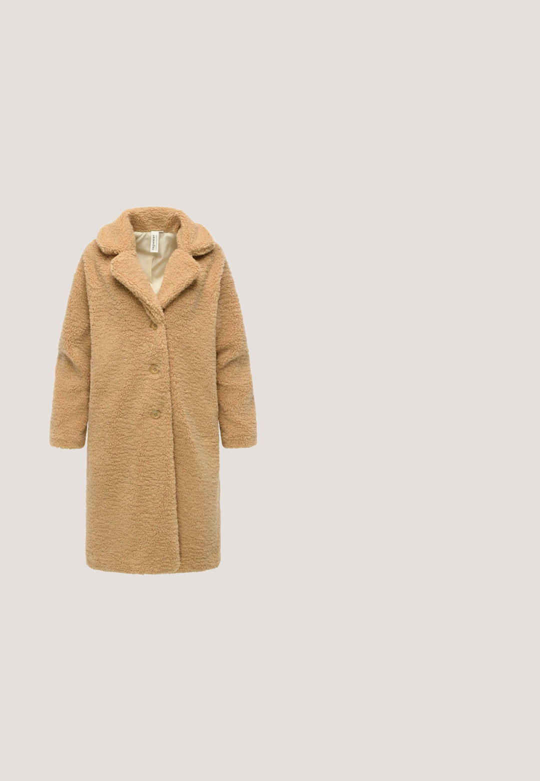 Manteau en teddy beige avec un extérieur doux et texturé, grand col et fermeture à trois boutons. Manches longues et coupe droite.; Robe pull beige en maille côtelée avec manches longues bouffantes et col montant, silhouette près du corps et poignets retroussés.; Anna Field by Zalando Bottes - beige; Gucci Lunettes de soleil - havana; Sac bandoulière marron de Guess avec motif logo répété, sangle réglable, plaque logo métallique triangulaire sur le rabat avant.; Boucles d'oreilles en forme de cœur en ton or, présentant d'un côté des rhinestones clairs et de l'autre le mot "GUESS" gravé. Fini lisse, surface polie.