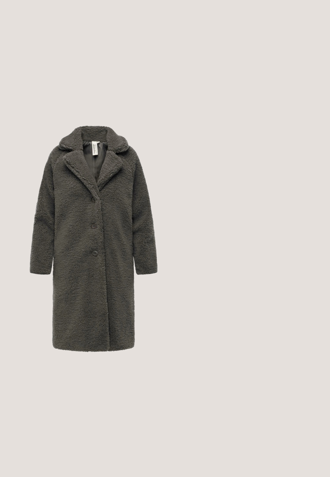 Manteau en fausse fourrure gris foncé avec un col en V, fermeture à boutons et longues manches. Texture douce, design jusqu'aux genoux et deux poches latérales.; Cardigan gris en tricot avec un col en V, doté de trois gros boutons, de poignets côtelés et d'une surface légèrement texturée.; Haut noir à manches longues avec un décolleté carré. Fabriqué en tissu lisse et extensible. Design ajusté, resserré à la taille. Épaules sans couture.; Joggers en denim gris avec une taille élastique, un cordon de serrage, deux poches avant et des poignets élastiques aux chevilles. Tissu texturé avec des détails de couture.; Bottes cheville en cuir noir à finition lisse, fermeture éclair latérale et semelle noire épaisse et texturée. Design minimaliste avec bout arrondi.; Sac à bandoulière en cuir noir avec une forme courbée, orné de clous en argent sur le devant et d'une finition texturée. Dispose d'une poignée unique.