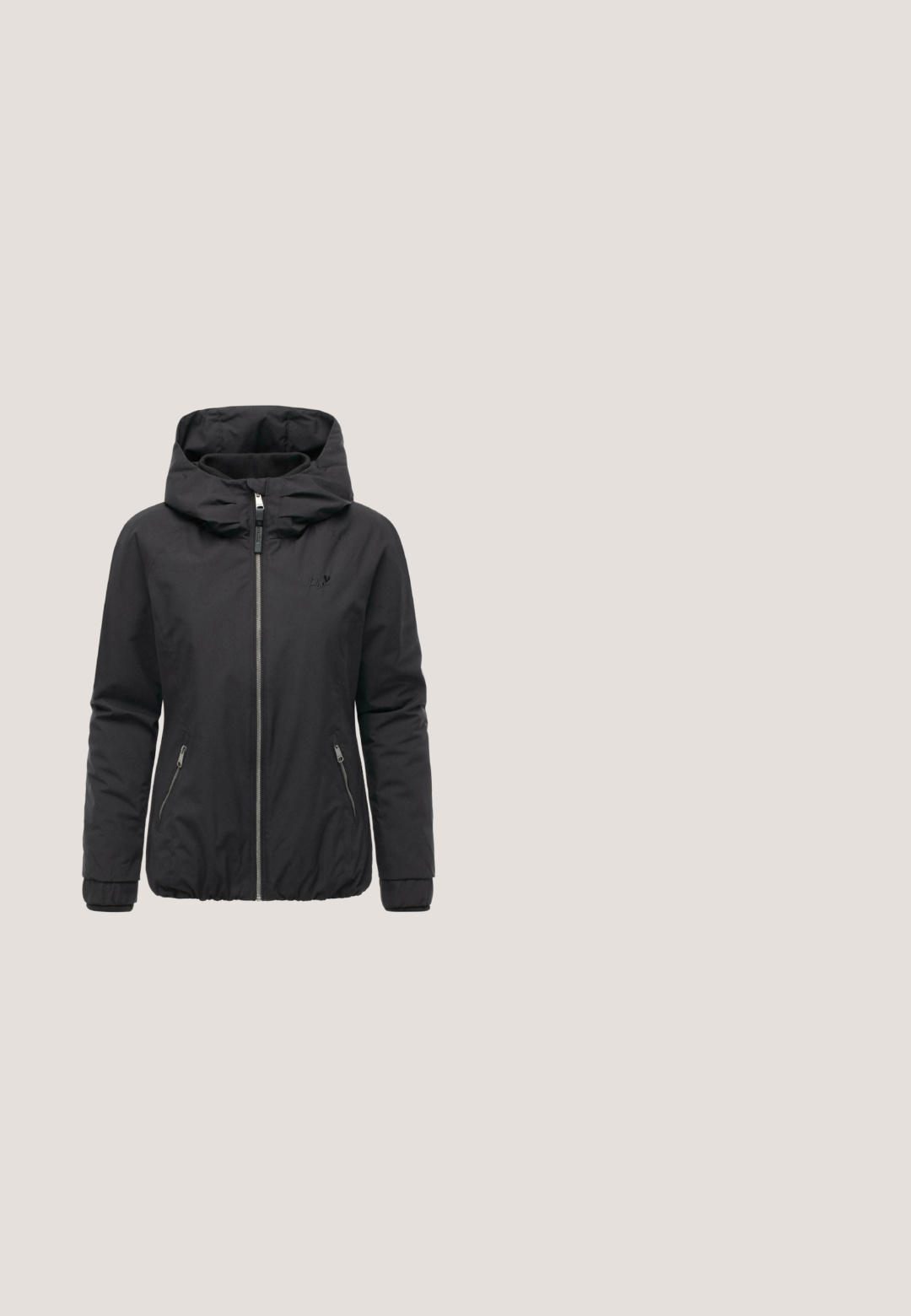 Zwarte hoodie-jack met ritssluiting aan de voorkant, ritszakken aan de zijkanten, elastische zoom en subtiele logo op de borst.; Donkergroene, lange mouwen t-shirt gemaakt van zacht materiaal. Heeft een gestructureerde, patroonrijke afbeelding met motiverende tekst in contrasterende kleuren.; Donkergrijze rechte jeans met omgevouwen pijpen, een knoop en rits aan de voorkant, riemlussen, en voor- en achterzakken.; Zwartbruine lage sneaker met vetergesp aan de voorkant, zijrits, gladde en gestructureerde panelen en een beige zool.; Zwarte gestructureerde totebag met lange handgrepen en een bevestigd klein tasje met lichtblauwe cursieve tekst.; Zwarte metalen kettingarmband met verlengde schakels, voorzien van een centraal hartbedel en een label met de merknaam.
