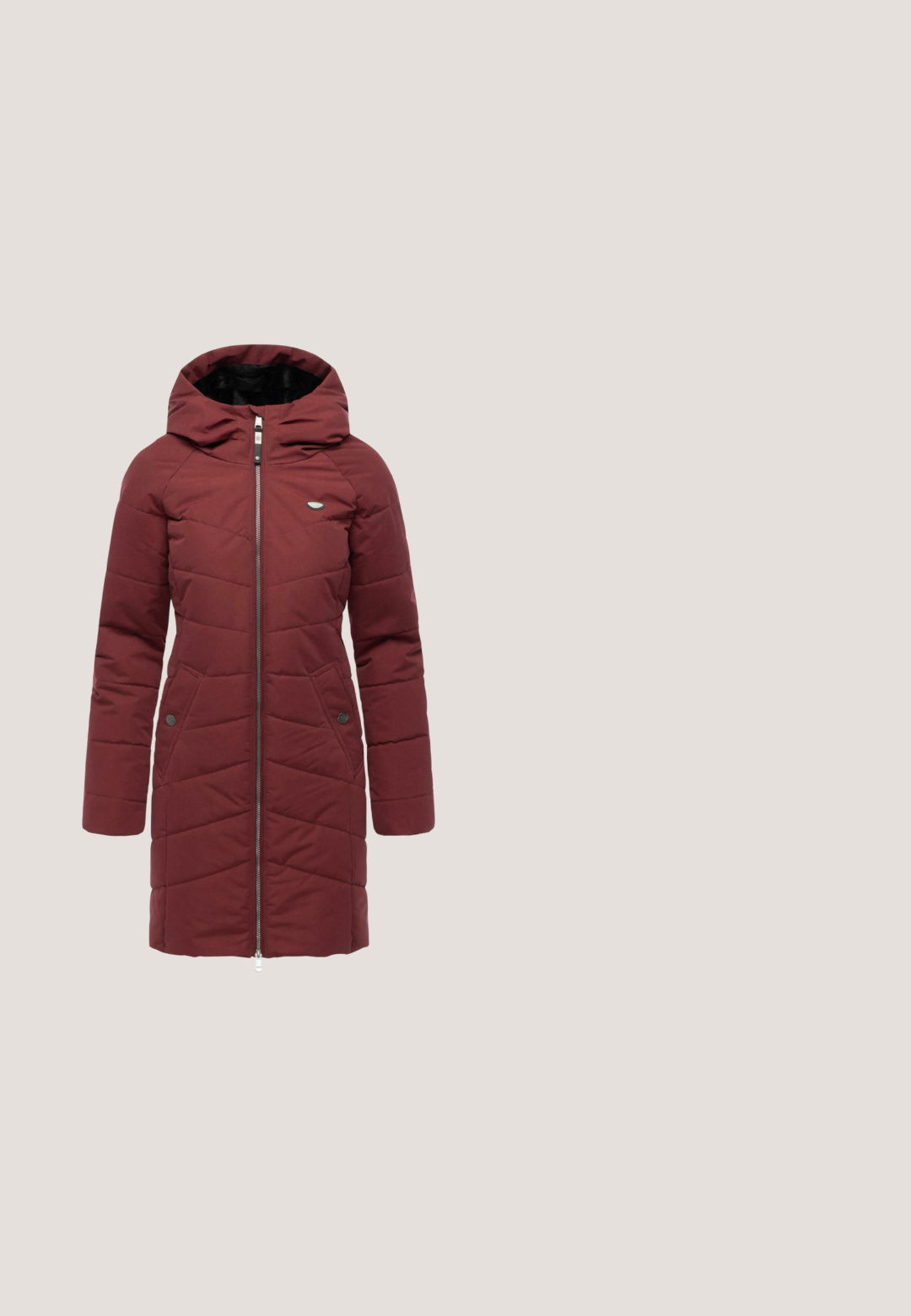 Bordeaux quiltet lang frakke med hætte, front lynlås og knaplukninger. Har diagonale syninger og et blødt inderfor.; Mørkerød kortærmet sweatshirt med rund hals, ribbet kant ved ærmer og bund, lille metal-logo foran og en løs pasform.; Slanke jeans lavet af mørkeblå denim, med en mellemhøj talje, fem lommer og kontrasterende syninger. Glat tekstur med en let stræk.; Tamaris SNEAKER - Sneakers - mocca comb; Rød crossbody taske med brun lynlåslomme foran og justerbar rem, med hardware i sølvfarve og kontrastsyning.; Guldfarvet ring med en glat ring og en rund, facetteret pink sten sat i en seks-takkede indfatning. Stemplet "Ag 925" indeni ringen.