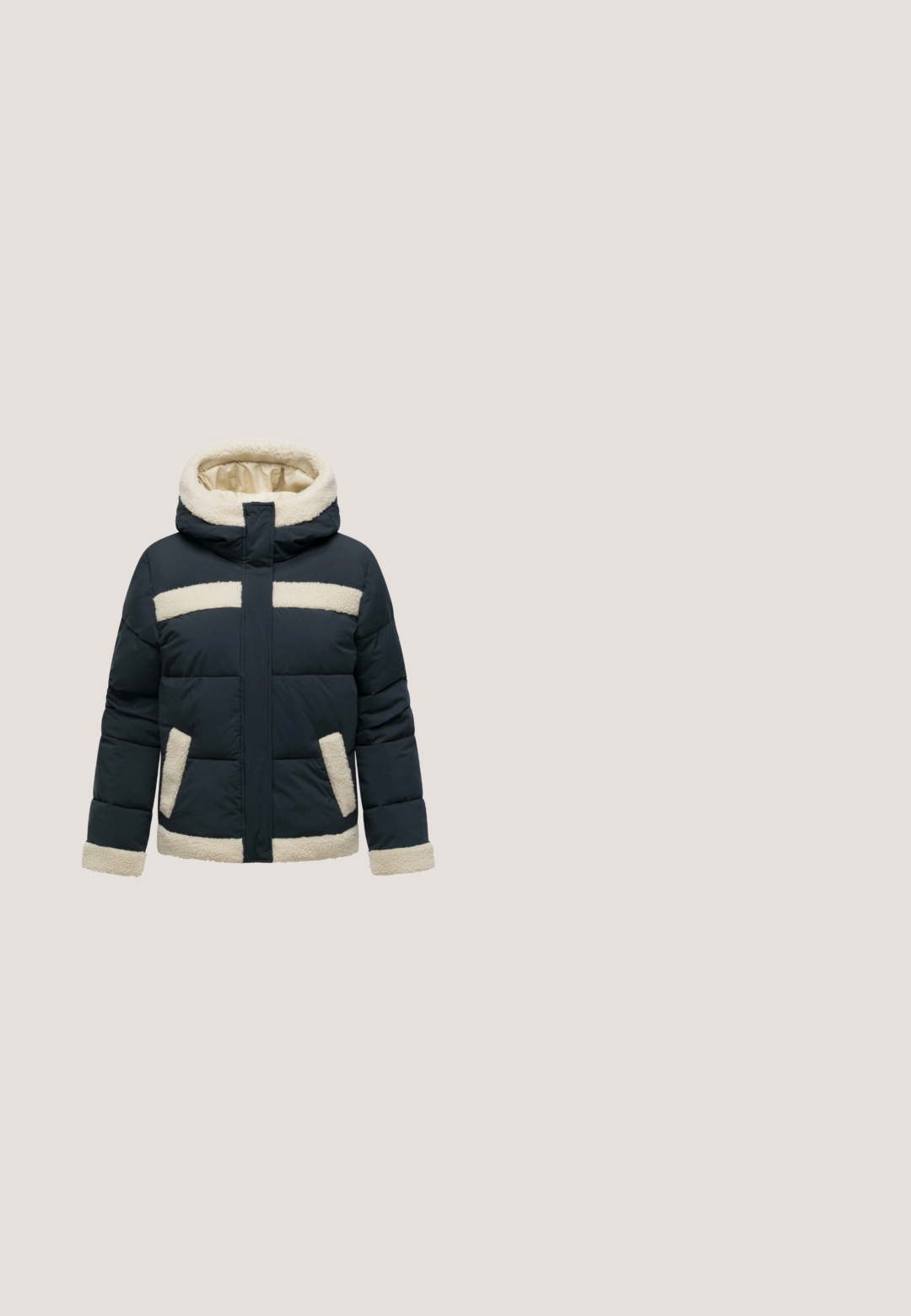 Zwarte pufferjack met crèmekleurige sherpa voering op de capuchon, borstrand, zakranden, manchetten en zoom.; Crème kabelgebreide trui met lange mouwen, capuchon en trekkoorden met leren accenten.; Lichtgrijs katoenen T-shirt met korte mouwen, ronde halslijn en een klein, rond roze logo op het linkerborstgebied.; Blauwe high-waist straight-leg spijkerbroek met voorste knoop en ritssluiting, twee voorzakken en riemlussen.; Lichtbruine en witte sneakers met accenten van suede en bont, voorzien van een gevoerde zool, ronde neus en vetersluiting.; Beige totebag met bruine handvaten en afwerking, vergezeld van een bijpassend klein tasje met afneembare band, beide gemaakt van gestructureerde stof.