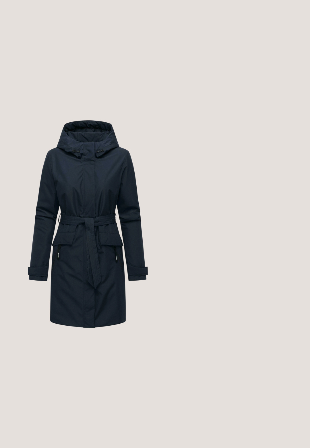 Mørkeblå vandtæt jakke med hætte, indsnævret talje, lange ærmer og to lynlåslommer i siden. Har en glat tekstur og justerbart bælte.; Marineblå pullover-hættetrøje med lange ærmer, ribstrikkede manchetter og kant samt en forlommekanguru, vist på en hvid baggrund.; Kortærmet, løst siddende T-shirt i ensfarvet kongeblå, lavet af blødt bomuldsstof med rund halsudskæring og minimale syningsdetaljer.; Mørkeblå denim jeans i lige pasform, fem-lomme design og synlige stikninger. Har en frontknap og lynlås-lukning.; Hvide Nike Air Force 1 sneakers med en glat læderoverdel, perforeret tåboks, hvide snørebånd og sort branding på tungen.; Lysblå denim skuldertaske i en rund form, justerbar rem og diskret syning langs den nederste kant. Blød tekstur.