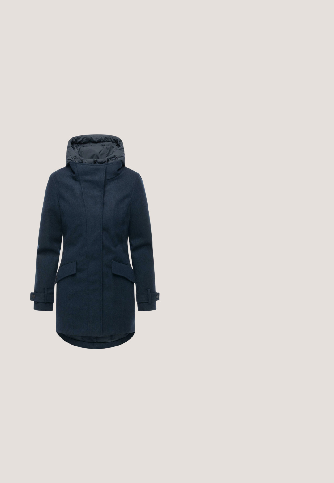 Marineblauer Außenmantel mit gesteppter Kapuze, Reißverschluss vorne, zwei Seitentaschen und verstellbaren Ärmelbündchen; aus einem weichen, strukturierten Stoff gefertigt.; Hellgraue Zip-Hoodie aus weichem Stoff mit Kapuze, weißen Kordeln mit Logo sowie gerippten Bündchen und Saum.; Zwei schlichte T-Shirts mit Rundhalsausschnitt und kurzen Ärmeln, eines in Marineblau vorne und eines weiß, teilweise dahinter sichtbar.; Marineblaue Jogginghose aus weichem Stoff mit einem Kordelzugbund, schmalem Schnitt und gerippten Bündchen für Komfort und Flexibilität.; Weißer Sneaker aus synthetischem Leder mit glatter Oberfläche, runder Zehenpartie, flachen Schnürsenkeln und beigen Akzenten an der Ferse und dem Logo.; Schwarze Leder-Schultertasche mit silbernen Verschlüssen, Frontreißverschlusstasche und braunem verstellbarem Umhängegurt auf weißem Hintergrund.