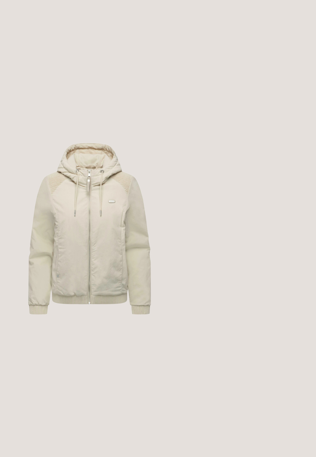 Veste beige clair à fermeture éclair avec capuche, poignets côtelés et détails aux épaules. Texture lisse et design minimaliste.; Pull en tricot crème avec des rayures bleu marine, doté d'un col zippé mi-hauteur, de manches longues et d'un motif texturé sur l'ensemble.; T-shirt beige à manches courtes pour femme avec col rond et petit patch logo Oxmo marron sur la partie supérieure gauche de la poitrine.; Jogging beige avec une taille élastique et un cordon de serrage. Poignets ajustés au niveau de la cheville. Fabriqué en tissu doux et texturé.; Baskets marron clair avec tige en mesh, surface texturée et accent imprimé léopard au talon. Elles possèdent des lacets ronds et une semelle de soutien.; Sac à main en simili cuir rose clair avec une forme courbée, quincaillerie en argent, pochette ronde détachable et une sangle réglable à motifs.