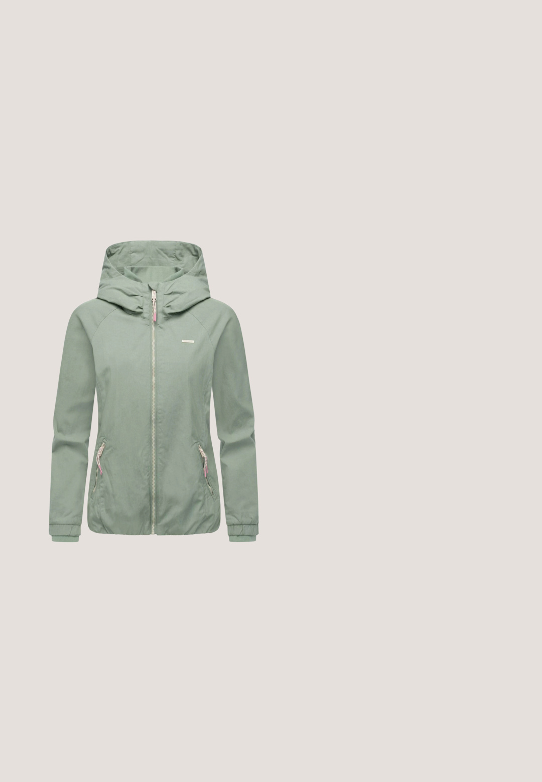 Hellgrüne Windjacke mit Kapuze, Reißverschluss vorne und Seitentaschen. Verfügt über elastische Bündchen und eine glatte Textur.; Kurzärmliges, hellblaues T-Shirt mit floralem Design und einem Halbmond-Grafik. Weiche Textur mit entspannter Passform und umgeschlagenen Ärmeln.; Hellgrüne Sporthose mit Kordelzugbund, weißen Seitenstreifen, geraden Beinen und weichem, strukturiertem Stoff.; Weiße und minzgrüne Sportschuhe mit einem strukturierten synthetischen Obermaterial, Schnürverschluss und einer leichten Sohle; mit drei mintgrünen Streifen an der Seite.; Graue Tragetasche mit einem vorderen Reißverschlusstasche, zwei Griffen, glattem Material und einem blauen Etikett. Einfaches, strukturiertes Design.; Silberne Halskette mit einem tropfenförmigen Anhänger in Türkis, strukturierte Oberfläche mit polierter Silberfassung.