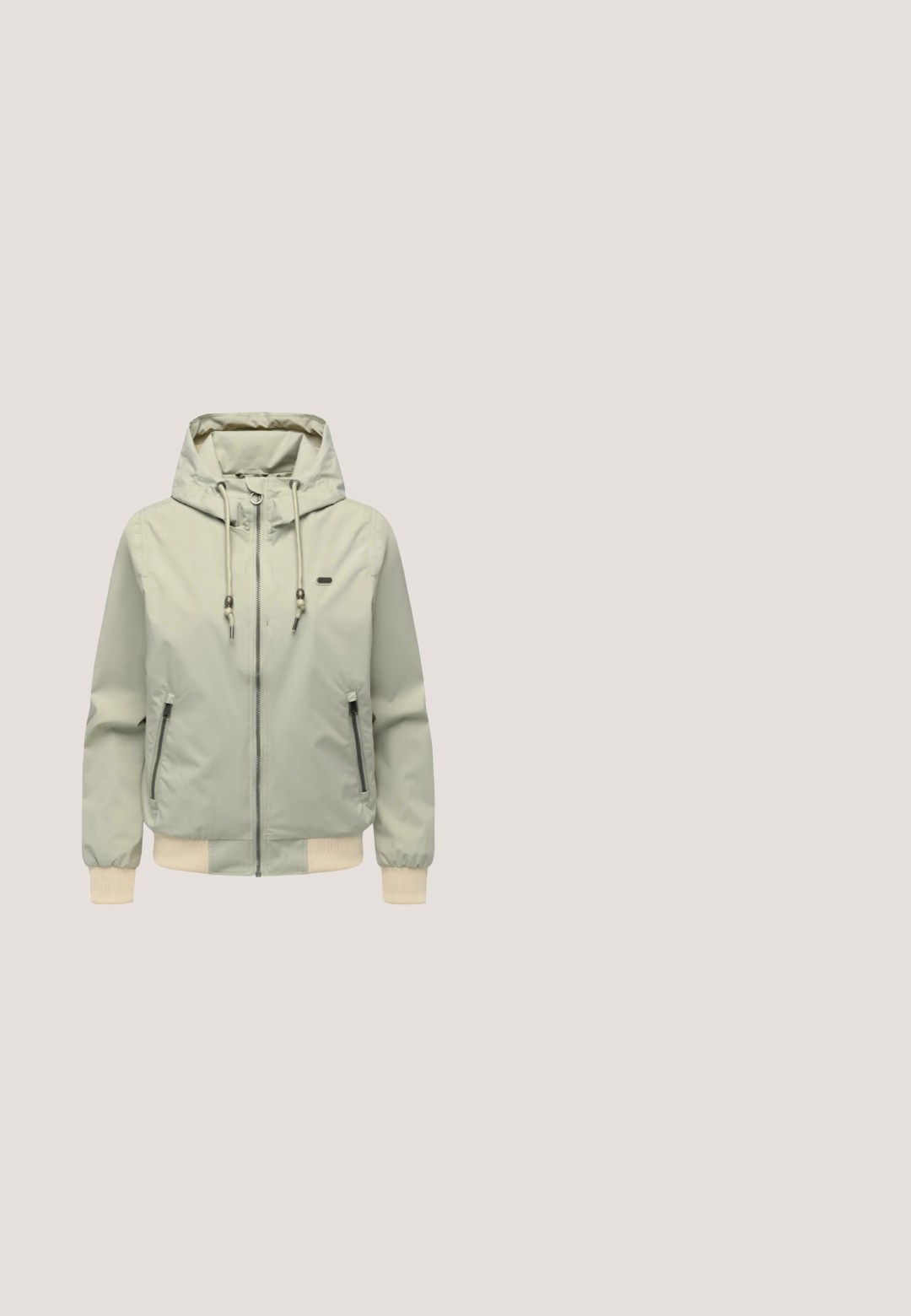 Hellbeige Kapuzenjacke mit Frontreißverschluss, verstellbarer Kapuze mit Kordelzug, seitlichen Reißverschlusstaschen und gerippten Bündchen und Saum.; Cremfarbener Hoodie mit Kängurutasche, Kapuze mit Zugband und bedrucktem Text auf der Vorderseite. Weicher, strukturiert wirkender Stoff mit gerippten Bündchen.; Khaki Kurzarm-T-Shirt mit hohem Kragen und glänzendem Strassschriftzug "Feeling Fabulous" auf der Vorderseite. Glatte Stofftextur.; Helle blaue Baumwollshorts mit elastischem Bund, verstellbarem Kordelzug und dezentem Logodetail an der Seite. Weicher, glatter Stoff.; Beige Mid-Top Sneaker aus strukturiertem Leder mit einer dicken, geriffelten Sohle und einem ausgeprägten Schnürsystem. Verfügt über eine Zugschlaufe an der Rückseite und Branding.; Silberne Halskette mit einer feinen Kette und einem kleinen runden Anhänger. Der Anhänger ist klar und reflektierend und verleiht eine dezente Eleganz.