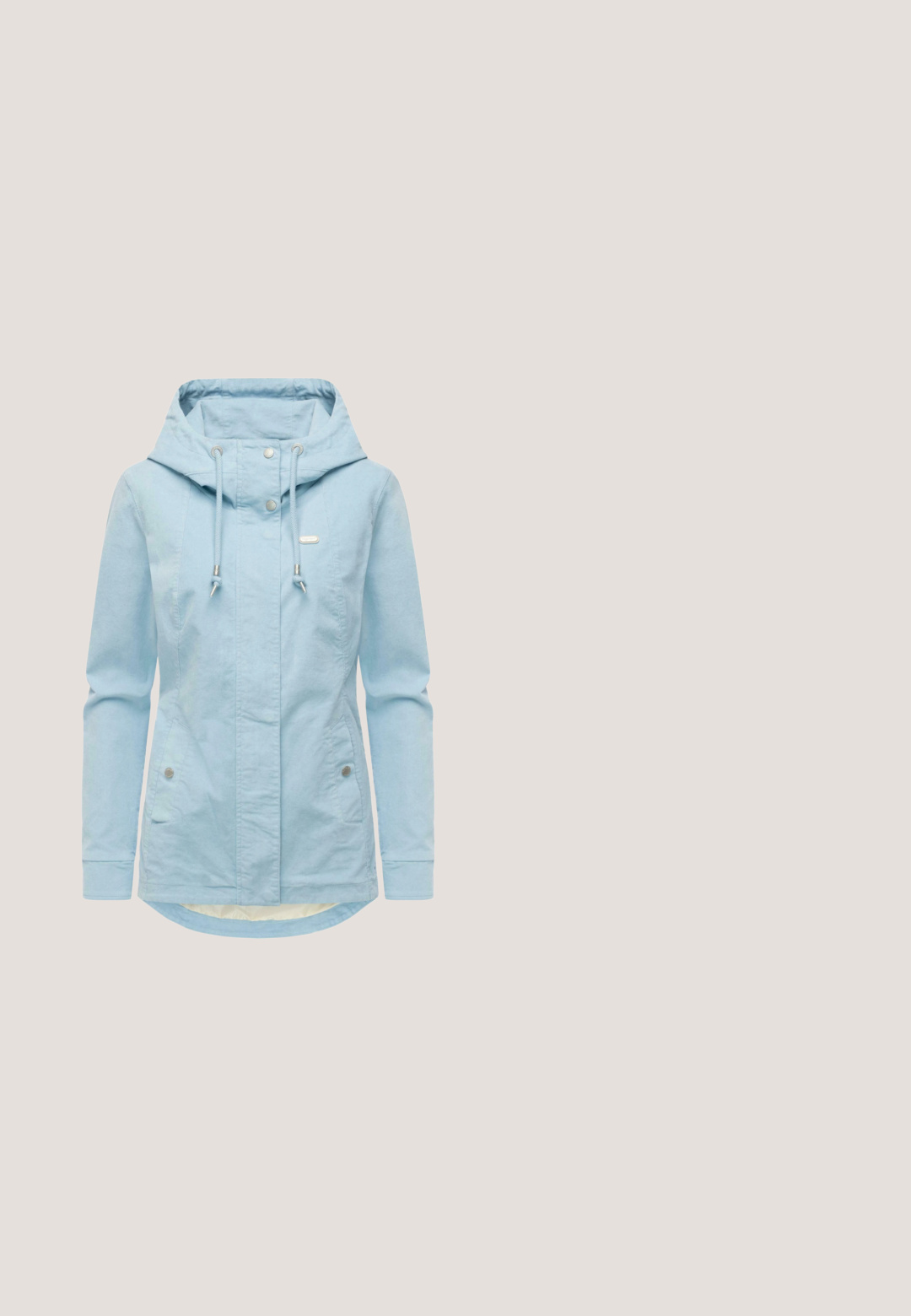 Veste à capuche pour femme de couleur bleu clair, avec boutons-pression à l'avant, capuche ajustable par cordon, poches latérales et ourlet légèrement arrondi.; T-shirt à manches courtes, col rond, en rayures blanches et bleu clair, fabriqué en coton doux avec une coupe légèrement ample pour le confort.; Shorts légers de couleur bleu clair avec une taille élastique et un cordon de serrage. Dotés de poches latérales et d'une coupe décontractée, fabriqués en tissu doux.; Basket décontractée bleu clair avec lacets blancs et semelle blanche épaisse, vue de côté, tige en textile et discrète marque dorée sur le côté.; Sac cabas rayé vertical bleu et blanc avec deux anses et une petite étiquette rectangulaire en haut au centre.; Collier délicat avec de petites perles bleues et dorées et un pendentif en or portant l'inscription « abuela » avec un détail en forme de cœur, et un fermoir de chaîne ajustable.