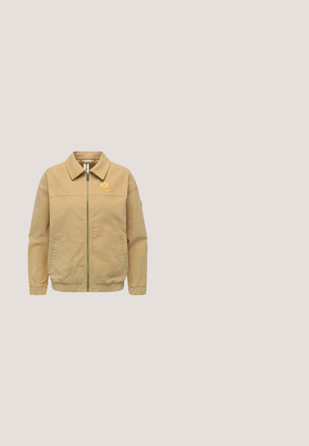 Lichtbruine jas met ritssluiting en kraag, twee voorzakken, elastische manchetten en zoom, en een klein zonlogo op de linkerborst boven.; Grijze pullover sweatshirt van een gladde katoenmix, met een ronde hals, geribbelde manchetten en een klein logopatch op de linkerkant van de borst.; Mouwloos geribbeld tanktop met witte en bruine horizontale strepen, gekruiste witte schouderbandjes en een klein zwart zonlogo als applicatie.; Lichtblauwe joggingbroek met een losse pasvorm, trekkoord in de taille en het "nike athletics" logo in donkerblauw op het voorste been. Zacht stoftextuur.; Chunky sneaker in beige, bruin, oranje en lichtroze met metallic zilveren accenten en een dikke crèmekleurige zool tegen een effen achtergrond.; Witte stoffen heuptas met zwarte en rode kersenprints en subtiele "STINE GOYA" branding aan de voorkant.