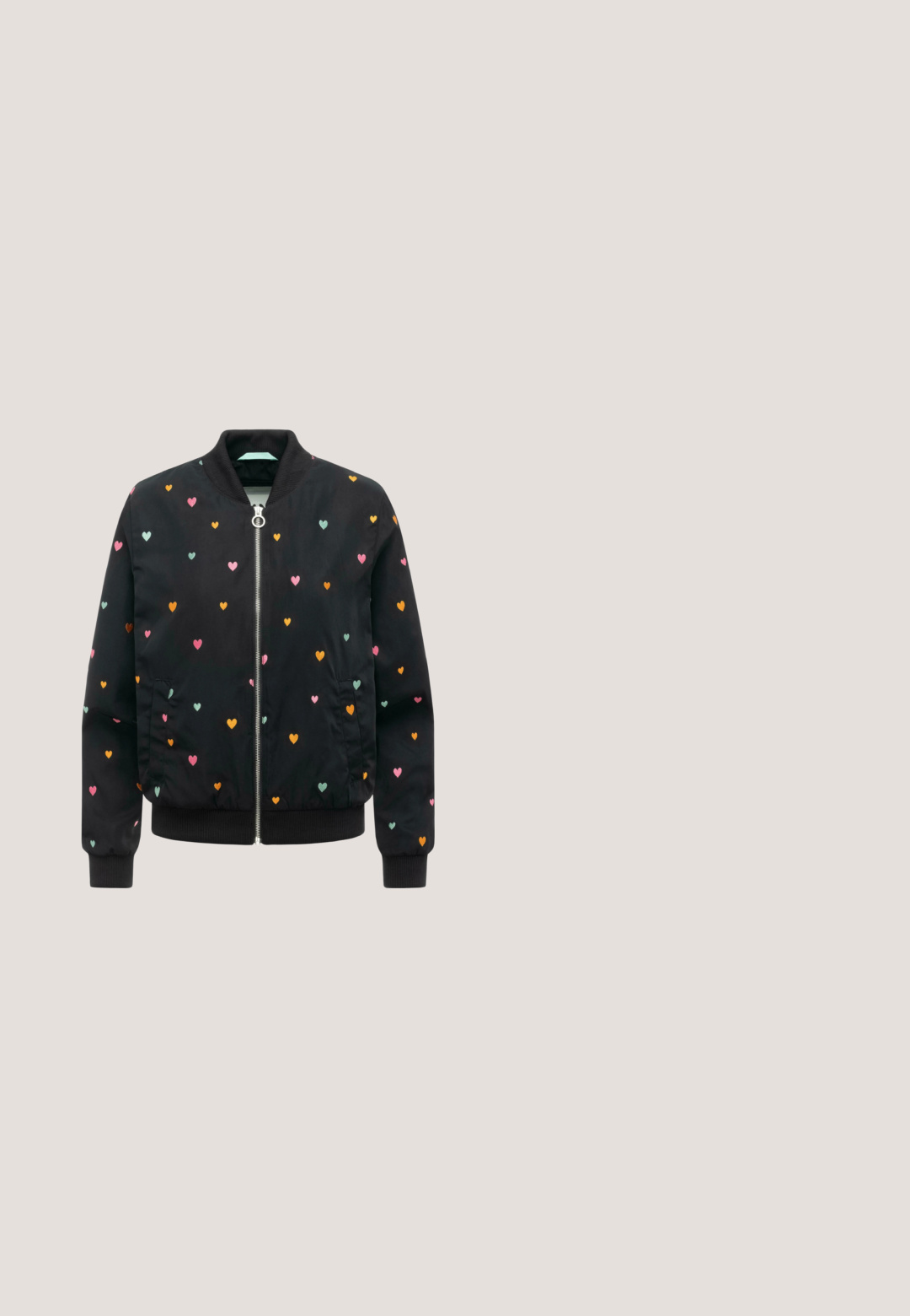 Schwarze Bomberjacke mit geripptem Kragen, Bündchen und Saum, verziert mit verstreuten kleinen Herzmustern in Pink, Orange und Türkis sowie einem durchgehenden Reißverschluss vorne.; Weißer Cardigan mit bordeauxroten horizontalen Streifen. Mit rundem Ausschnitt, langen Ärmeln und vorne mit silbernen Knöpfen zum Schließen. Strukturierter Strickstoff.; Bordeauxroter Rollkragenpullover mit langen Ärmeln, aus einem weichen, elastischen Stoff. Eng anliegendes Design mit minimalen Nähten und glatter Textur.; Helle blaue und weiße gestreifte weite Hosen mit hoher Taille, ausgestattet mit fünf Taschen und einem knöpfbaren Bund.; Caprice Snowboot/Winterstiefel - bordeaux suede; Rechteckige rosa Ledertasche mit strukturierten Oberfläche, goldenen Beschlägen und einem Quastenakzent. Inklusive abnehmbarer Schultergurt.