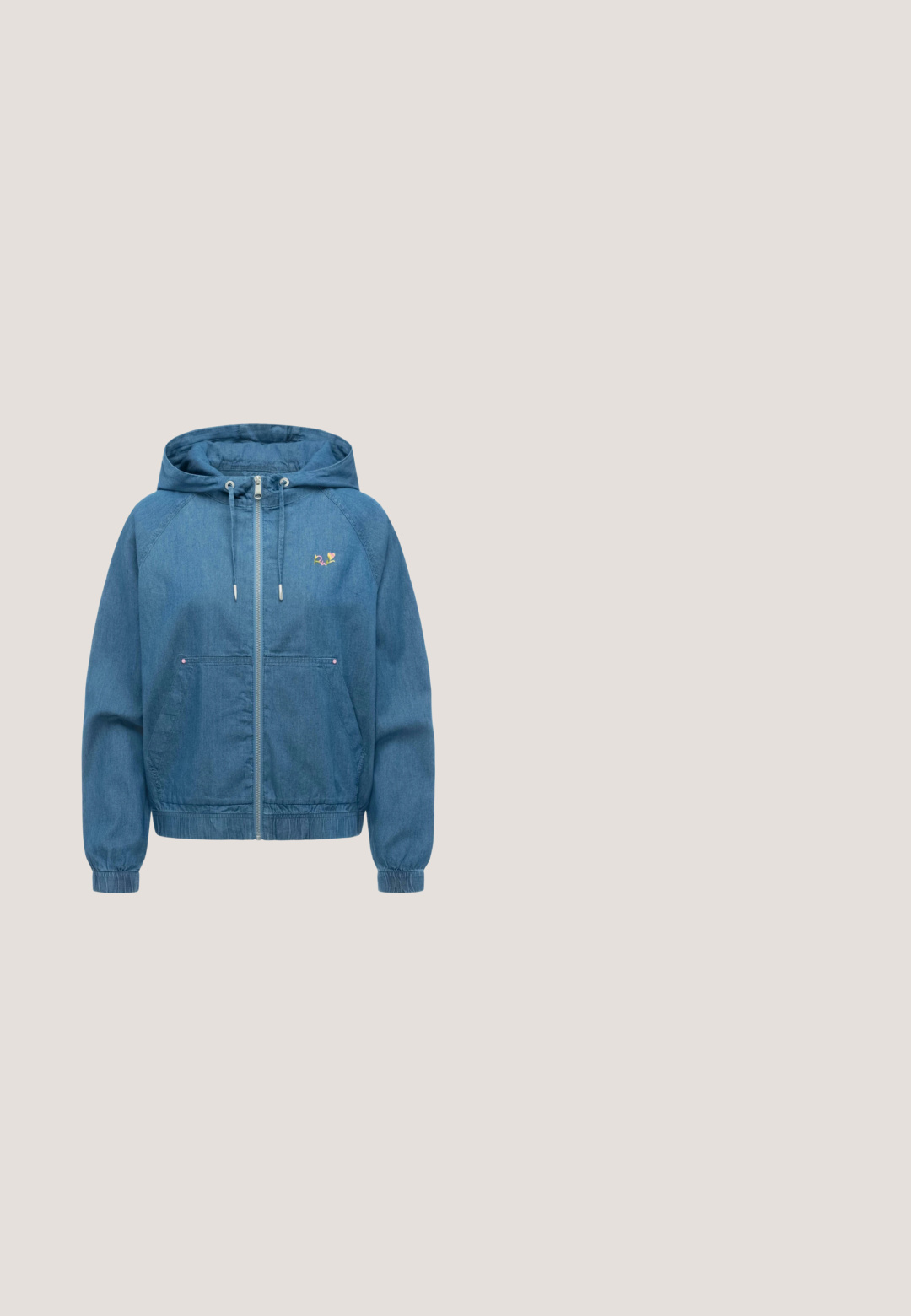 Veste à capuche en denim bleu avec fermeture éclair frontale, capuche à cordon de serrage, poignets élastiques, poches et petit logo coloré brodé sur la poitrine.; Chemise blanche à manches longues avec des rayures horizontales bleu clair et une petite poche poitrine sur le côté gauche, col rond.; Jean flare en denim bleu avec une taille mi-haute, présentant des surpiqûres décoratives, deux poches avant et une poche arrière en patch.; Baskets en denim bleu avec broderie florale blanche, semelle intermédiaire en corde texturée et lacets blancs. Semelle extérieure en caoutchouc plat. Design bas.; Sac à bandoulière en cuir bleu clair avec fermeture à rabat et bandoulière réglable, montrant des fermoirs métalliques latéraux et un design minimaliste.; Boucles d'oreilles en or avec des rayures en émail bleu. Design élégant avec une texture lisse et une finition polie. Forme angulaire remarquable.