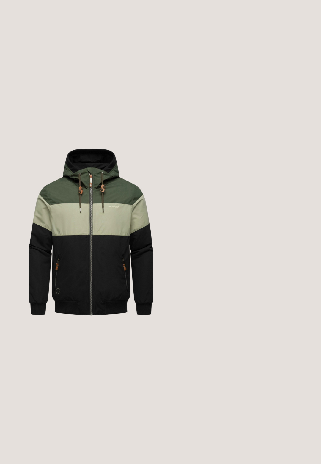 Kapuze Jacke mit einem Farbblock-Design in Dunkelgrün, Hellgrün und Schwarz. Verfügt über Kordelzüge, einen Reißverschluss und seitliche Taschen mit Akzentlaschen.; Schwarzer langärmeliger Strickpullover mit einem gerippten hohen Kragen und einem silberfarbenen Halbreißverschluss in der vorderen Mitte.; Weißes Kurzarm-T-Shirt mit kleinem blauem "J.LINDEBERG STOCKHOLM"-Logo auf der linken Brust, Rundhalsausschnitt.; Beige Herren-Baumwollshorts in knielanger Länge mit Knopf- und Reißverschluss, Gürtelschlaufen und Seitentaschen vor einfarbigem Hintergrund.; Schwarze Knöchelstiefel aus glattem Material. Verfügt über ein schnürbares Design, eine abgerundete Zehe und eine Gummisohle mit rutschfestem Profil.; Schwarze rechteckige Kulturtasche aus strukturiertem synthetischem Material, mit einem silbernen Logo auf der Vorderseite und einem seitlichen Griff für einfaches Tragen.