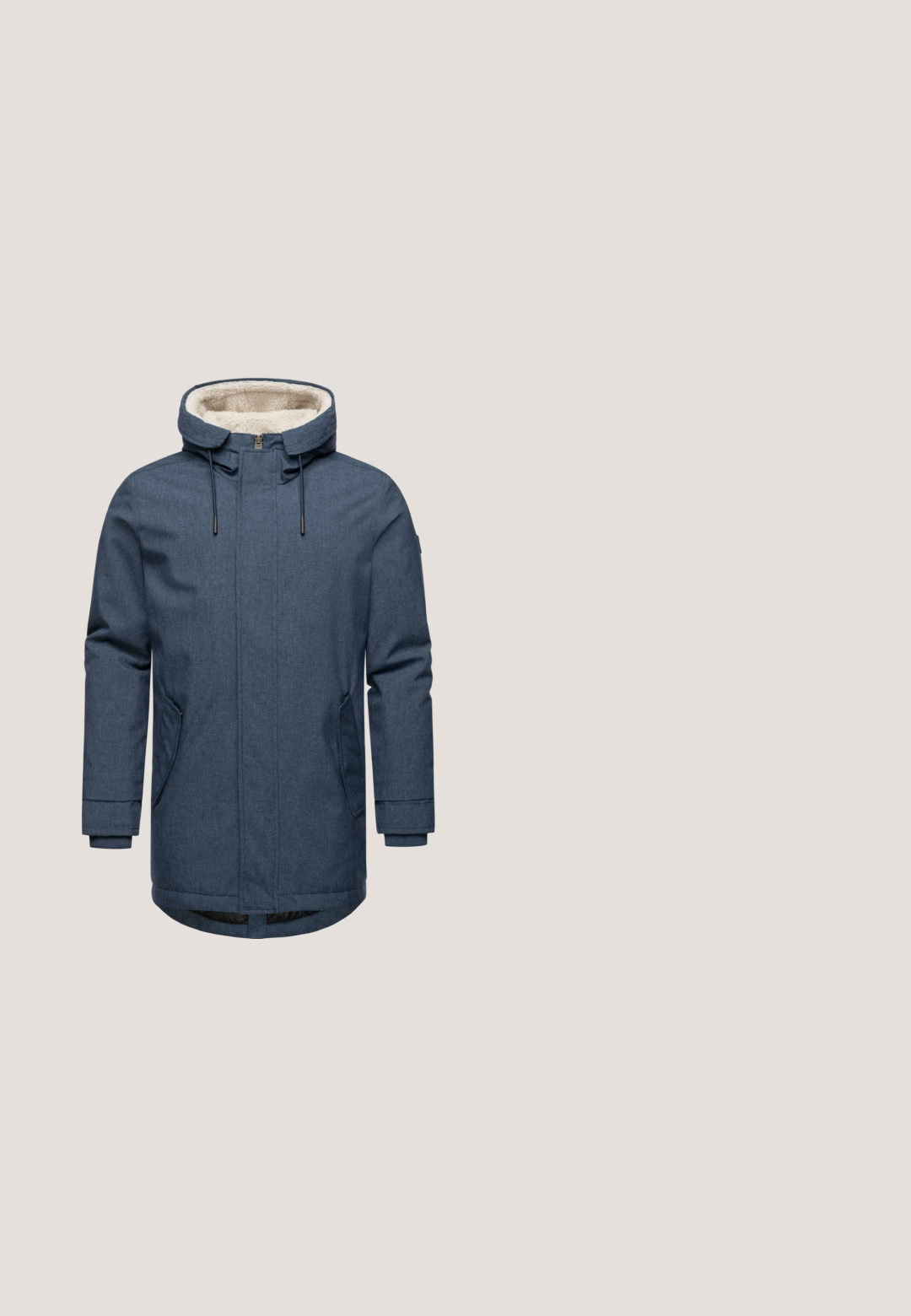 Herren navyblaue Kapuzenjacke mit fleecegefüttertem Kragen, Reißverschluss und Seitentaschen. Verfügt über einen strukturierten Stoff und gerippte Bündchen.; Dunkelblauer Pullover mit Trichterkragen, strukturiertem Stoff, geflochtenen Kordeln und kleinem Logo auf der Brust. Mit seitlichen Taschen.; Langarm-Hemd in Marineblau mit weiß-braunem Karomuster, durchgeknöpft vorne, zwei Brusttaschen und klassischem Kragen.; Dunkelblaue Denim-Jeans mit geradem Bein, ausgestattet mit fünf Taschen, einem Knopfverschluss und dezentem Verblassen an den Oberschenkeln.; Braune Leder-Ankle-Boots mit einem Wildlederakzent, textiler Kragen, Schnürsenkeln und einer Gummisohle, die ein Profilmuster für Grip aufweist.; Kompakte Schultertasche aus marineblauem Leder mit vorderer Reißverschlusstasche, Klappentasche und silbernem Piquadro-Markenlogo auf einer glatten, strukturierten Oberfläche.