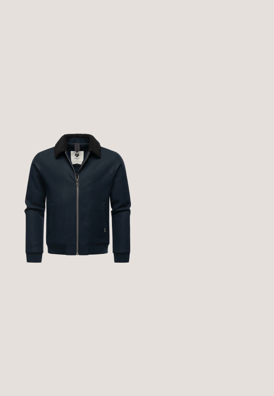 Chaqueta azul marino oscuro con cremallera en el frente, que cuenta con un cuello de piel sintética negra, puños acanalados y bolsillos laterales, fabricada en un material similar a la lana.; Sweater azul marino hecho de un suave tejido de punto, que presenta un escote redondo, puños y dobladillo acanalados, y un pequeño parche de logo en el pecho.; Camiseta de algodón negra con una textura suave. Presenta dos etiquetas: "TIPO NO: C-46" y "CLÁSICO AMERICANO" en amarillo sobre fondo oscuro.; Pantalones vaqueros de mezclilla azul con diseño de pierna recta, acabado desgastado, cinco bolsillos y detalles de costuras en contraste.; Botín de cuero marrón con cuello de textil oscuro en contraste, ojetes de metal, acentos naranjas y suela de goma negra robusta.; Piquadro Bandolera - blu
