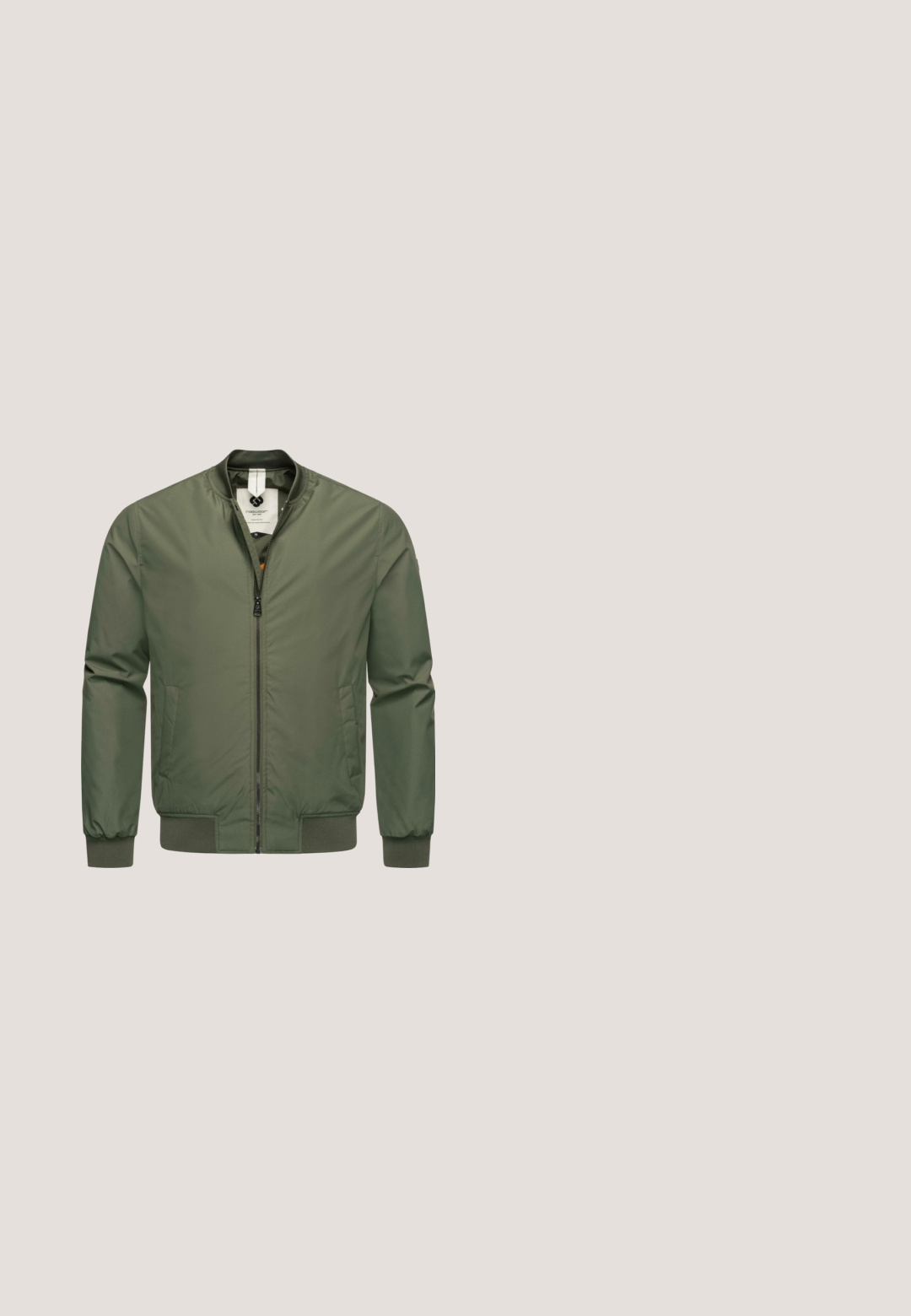 Chaqueta bomber verde oliva, fabricada en material sintético suave, con cierre frontal, puños acanalados y bolsillos laterales.; Camisa de manga larga en verde oliva, hecha de un tejido suave y texturizado. Cuello redondo, dobladillo recto y mangas ajustadas.; Camiseta de algodón verde con mangas cortas, cuello redondo y un bolsillo en el pecho. Presenta costuras mínimas y una textura suave y lisa.; Pantalones negros con un diseño de pierna recta, confeccionados en tejido entrelazado. Presentan un cierre con botón en la parte frontal y trabillas para cinturón estándar.; Bota de tobillo verde oscuro con un acabado suave, panel lateral elástico y suela negra resistente. Detalle de cremallera en la parte posterior para facilitar su uso.; Bolso tote rectangular negro con dos asas para el hombro, bolsillo delantero con cremallera y pequeña placa metálica con logotipo en el centro inferior.