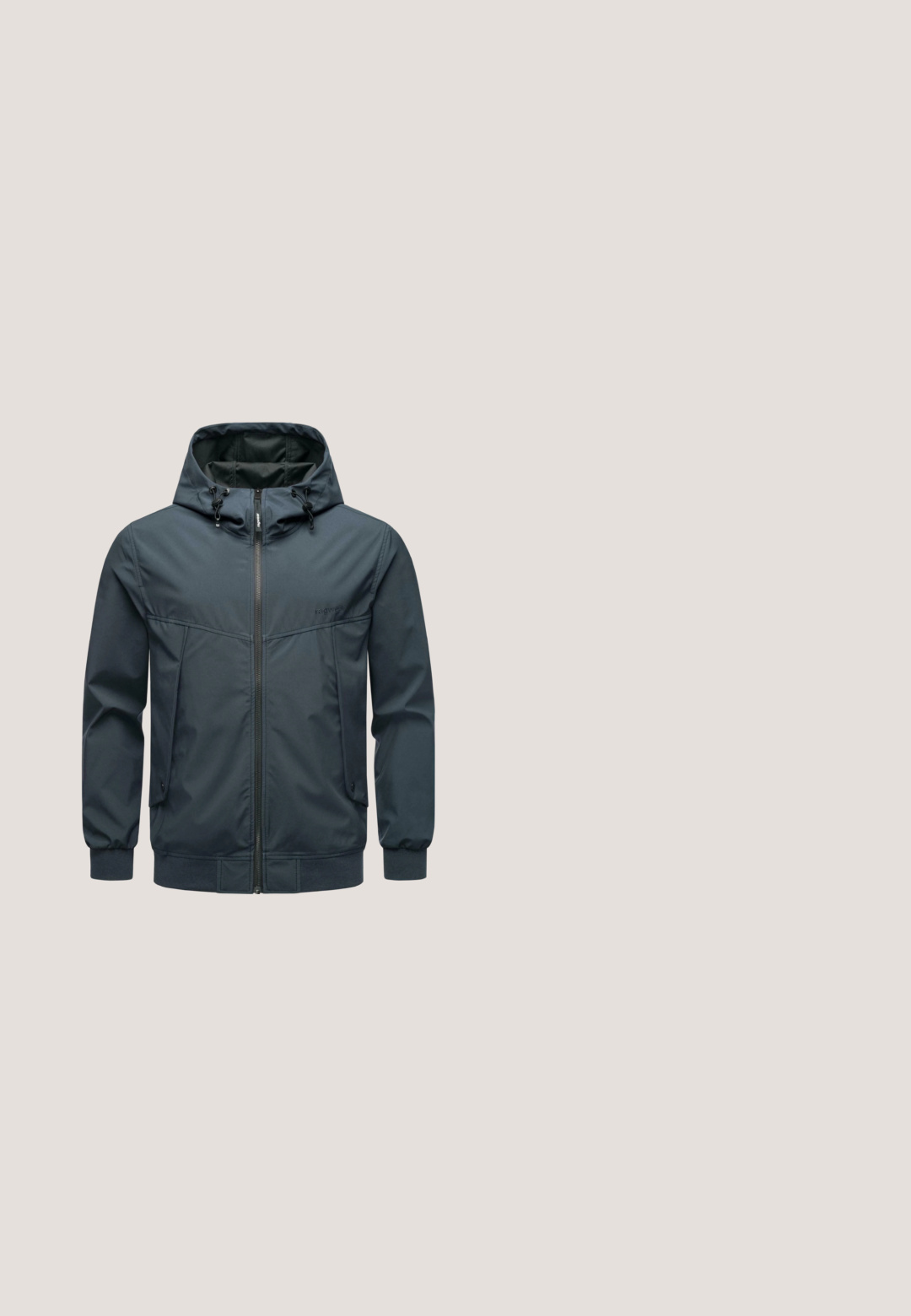 Donkergrijze gewatteerde jas met een volle rits, elastische manchetten en twee zijzakken. Nette textuur met contrasterende binnenvoering details.; Zwarte poloshirt met korte mouwen, kraag en korte ritssluiting aan de voorkant.; Lichtgrijze katoenmenging shorts met elastische tailleband, trekkoord, zijzakken en klein zwart logo op het onderste linkerbeen.; Marineblauwe sandaal met stoffen banden en verstelbare klittenbandsluitingen; gestructureerde rubberen zool; minimalistisch ontwerp.; Gouden metalen zonnebril met grijze lenzen, ovale vorm, dunne frames en zwarte uiteinden op de armen. Beschikt over verstelbare neussteunen voor comfort.; Olijfgroene rugzak met zwarte gesp, voorvak met ritssluiting, bovenste handvat en "Element Co. Since 1992" logo onderaan.