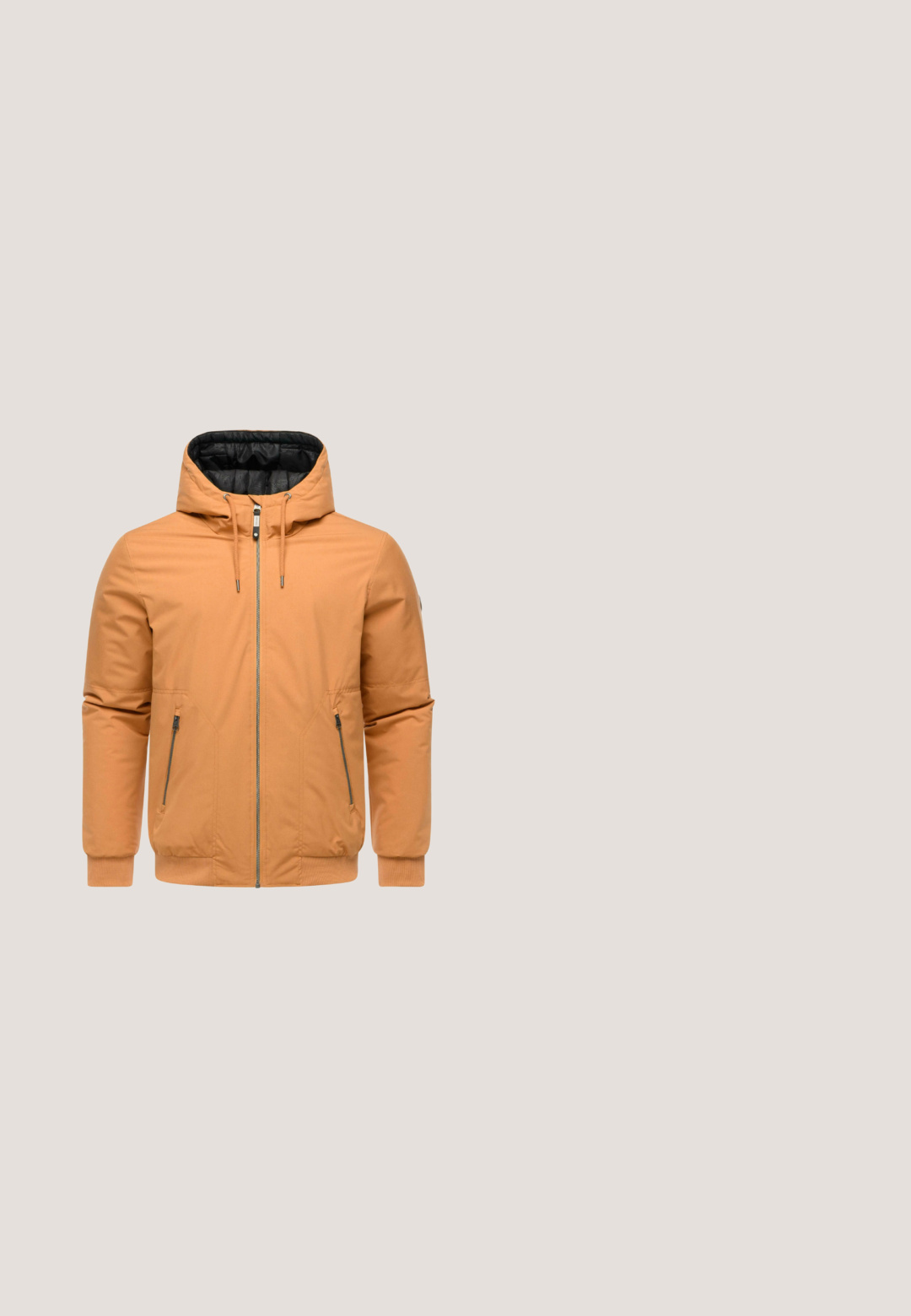 Oranje hoodie-jack met een ritssluiting aan de voorkant, ribgebreide manchetten en twee ritszakken aan de zijkant. Voering zwart interieur met een gestructureerd patroon.; Trui met lange mouwen en ronde hals in effen roestoranje kleur met geribde boorden en zoom, weergegeven op een witte achtergrond.; Oranje T-shirt met korte mouwen en ronde hals, met zwarte tekst "DAILY ADVENTURES" en vervaagde achtergrondtekst in het midden aan de voorkant.; Lichtblauwe denim jeans met een rechte pasvorm, vervaging rond de dijen en contrasterende stiksels. Beschikt over vijf zakken en een ritssluiting.; Tan leren enkellaars met zwarte accenten, een gevoerd kraagje en zwarte veters. Beschikt over een gestructureerde rubberen zool en een logo op de zijkant.; Slanke bruine leren schoudertas gezien van opzij met een flap en metalen gesp op een witte achtergrond.