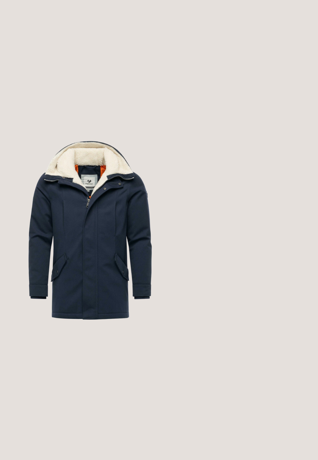 Marineblaue isolierte Parka mit einer Kapuze aus Kunstfell, einem Frontreißverschluss und zwei seitlichen Taschen. Mit einem orangefarbenen Innenfutter für einen Kontrast.; Marineblauer Pullover mit Reißverschluss am Hals, gefertigt aus einem strukturierten Strickstoff. Verfügt über einen halben Reißverschluss mit Lederzieher sowie gerippte Bündchen und Saum.; Schwarzes Baumwoll-T-Shirt mit glatter Textur. Verfügt über zwei Etiketten: "TYPE NO: C-46" und "AMERICAN CLASSIC" in Gelb auf dunklem Stoff.; Dunkelblaue Cordhosen mit schmaler Passform. Verfügt über Fronttaschen, einen Knopfverschluss und klare Nähdetails entlang der Nähte.; Dunkelblauer High-Top-Stiefel aus Wildleder, mit grauer Gummisohle, hexagonalem Detail und blauen Schnürsenkeln. Strukturiert Oberfläche und Nähakzente.; Blaue Leder-Umhängetasche mit Klappverschluss, die einen kontrastierenden hellblauen Rand und ein metallisches Logo-Detail auf der Vorderseite aufweist.