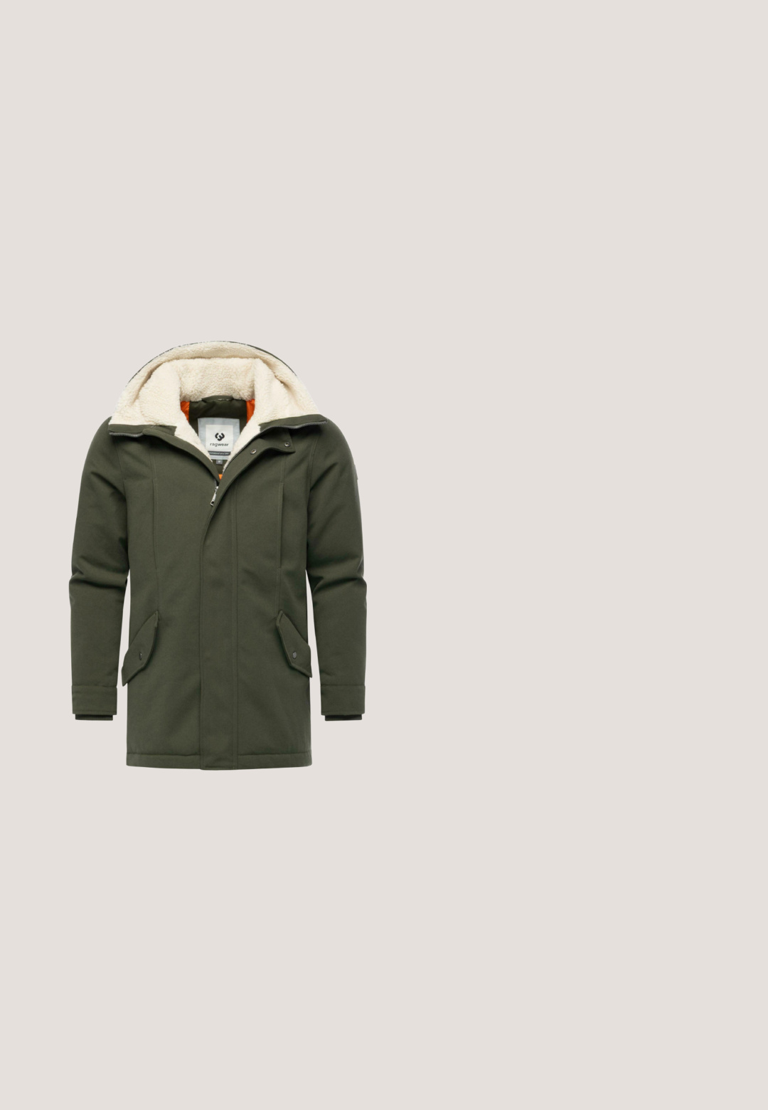 Olijfgroen jas met een faux-shearling capuchon, voorzien van een voorrits, twee zijzakken en een merklabel zichtbaar aan de binnenkant.; Gevoerd sweatshirt in teal, gemaakt van zachte stof. Heeft een hoge kraag, lange mouwen en twee zijzakken. Minimalistisch ontwerp zonder patronen.; Olijfgroen T-shirt met een ronde hals, korte mouwen en een subtiele relieflogo-detail op de linkerborst. Zachte stoftextuur.; Donkergrijze herenbroek met rechte pijpen, riemlussen, knoopsluiting aan de voorkant, rits en zijzakken, plat op een witte achtergrond.; Zwarte leren enkelboot met elastische zijpaneel, trekstop aan de hiel, stevige rubberen zool en ronde neus, weergegeven in een zijprofiel.; Zwarte zonnebril met een vierkant montuur, grijze lenzen en een matte afwerking. Heeft een eenvoudig ontwerp met subtiele branding op de slapen.