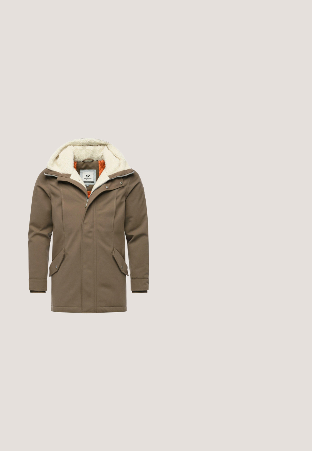 Brun jakke med en blødt, kremfarvet fleece-foring i hætten, lynlås lukning og to forlommer med trykknapper. Inderlinningen er orange.; Lys beige striktrøje med lange ærmer, rund halsudskæring, tekstureret stof og et lille sort logo-patch på venstre ærme.; Beige ternet skjorte med lange ærmer, knappet krave og brystlomme. Har lysebrune og blå linjer, lavet af blødt stof.; Beige bukser med lige ben, bæltestropper, frontknap, lynlås og to sidelommer mod en hvid baggrund.; Tan læder ankelstøvle med en ruskindskant, snørebåndsdesign og gummisål med teksturerede riller for bedre greb. Logo på siden.; Brun læderpung med en grøn lynlås, der har en frontlomme og syet logodetalje. Inkluderer et stof håndledsrem til bæring.