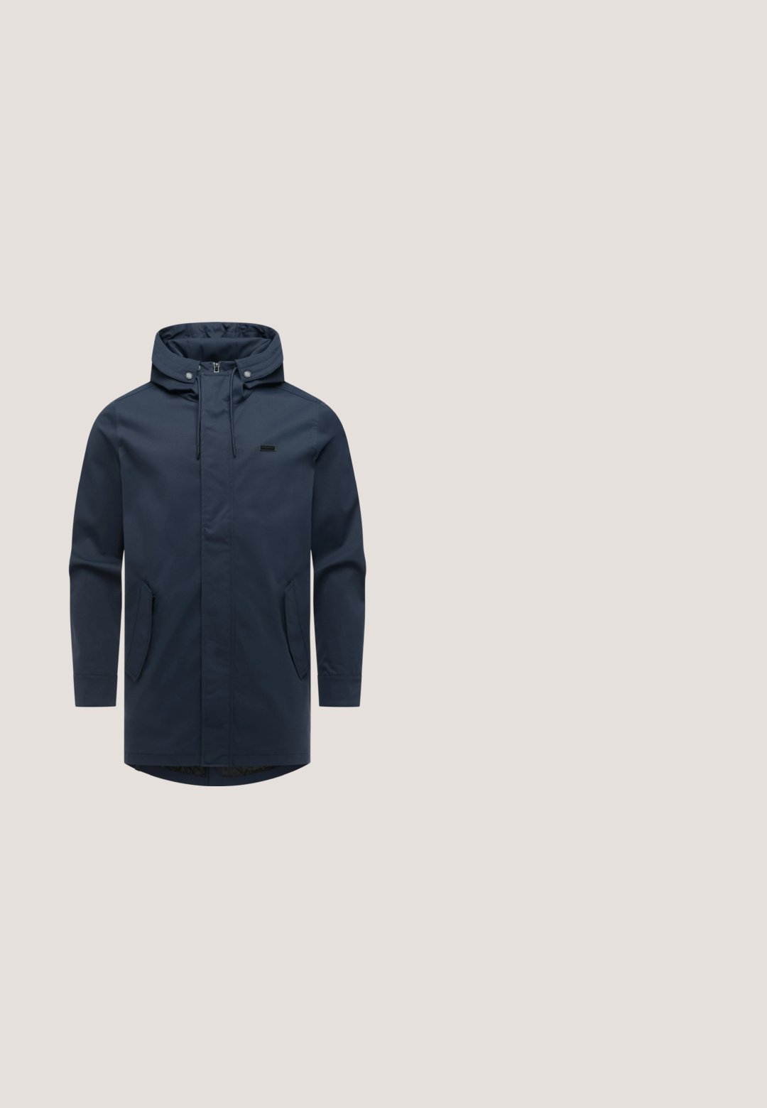 Marineblå hættejakke med frontlynlås, trykknapper, justerbar snor, lange ærmer og to skrå sidelommer.; Blå og hvid sweatshirt med rund hals, prydet med et horisontalt stribet design og fed sort tekst: "ARC. SOLID ARCHIVE." foran.; Hvid langærmet sweatshirt med rund hals med teksten "BLEND ORIGINAL DENIM" og "SINCE 1993" trykt i mørkeblå hen over brystet.; Mørkeblå, slim-fit denimjeans med frontknap og lynlås, femlomme-design og diskrete falmede detaljer.; Nike Air Jordan 1 sneakers i hvidt og grå læder, med et sort logo, perforeret tå og flade grå snørebånd.; Lille sort læder crossbody-taske med blå lynlåstræk og en blå logopatch med teksten "KARL LAGERFELD JEANS" på frontlommen.