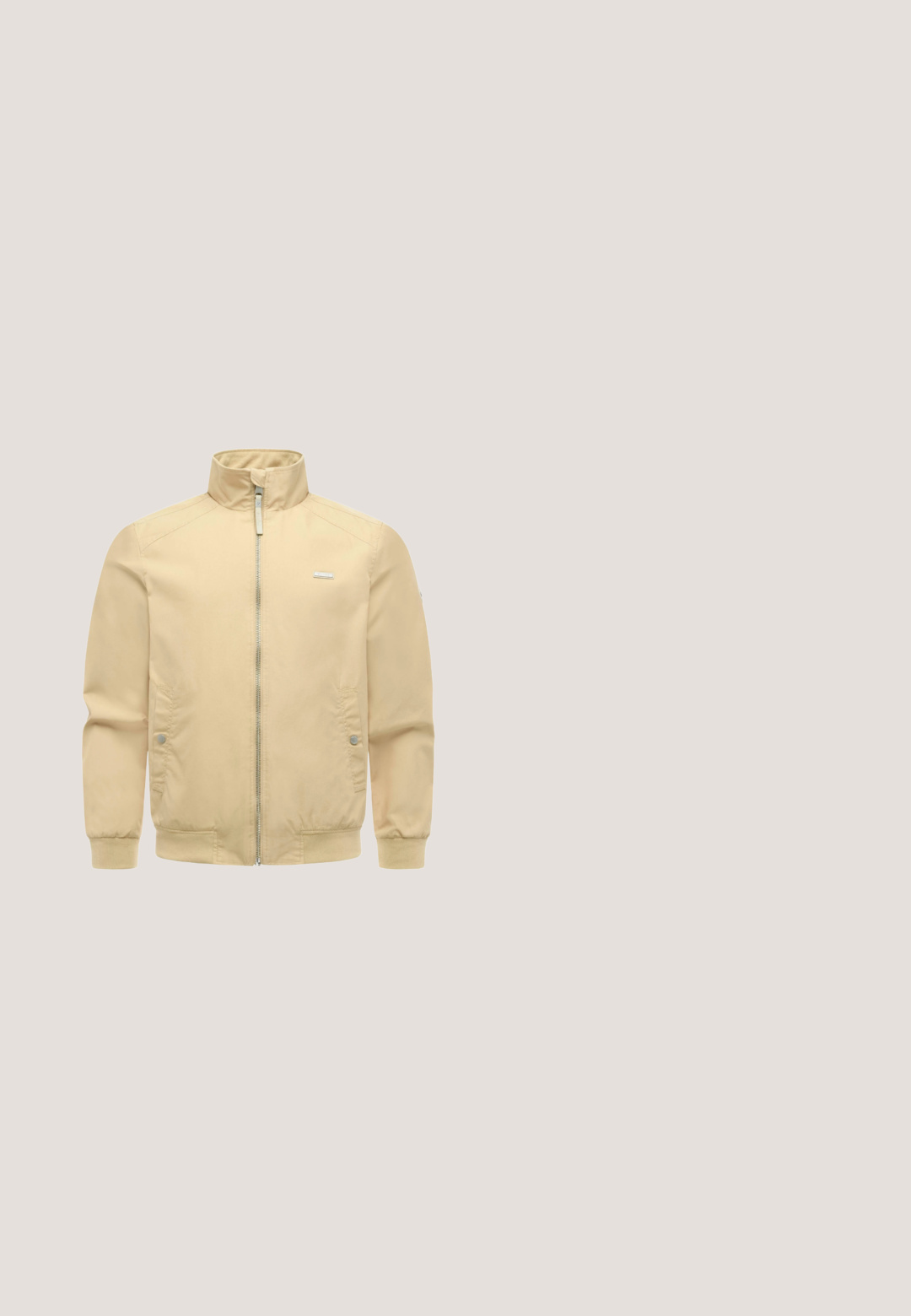Beige Reißverschlussjacke mit hohem Kragen, elastischen Bündchen und Saum, zwei vorderen Taschen mit Druckknöpfen und einem kleinen rechteckigen Logo auf der Brust.; Cremfarbendes Baumwoll-T-Shirt mit horizontalen Streifen in Orange, Rot und Blau. Kurzärmlig, mit rundem Ausschnitt und kleinem Logodetail auf der Brust.; Beige Cargoshorts aus Baumwolle mit zwei seitlichen Cargotaschen und Knopfverschluss. Glatte Textur, knielanges Design.; Braune Leder-Schnürstiefel mit beiger Sohle und gepolsterter Kragen, entworfen für wasserdichten Einsatz.; Braune rechteckige Sonnenbrille mit dicken Rahmen und leicht getönten Gläsern, die auf einer weißen Oberfläche liegt.; Beiger elastischer Gürtel mit gewebter Textur; silberne Metallschnalle; Lederelemente an den Enden. Einfaches und funktionales Design für die Freizeit.