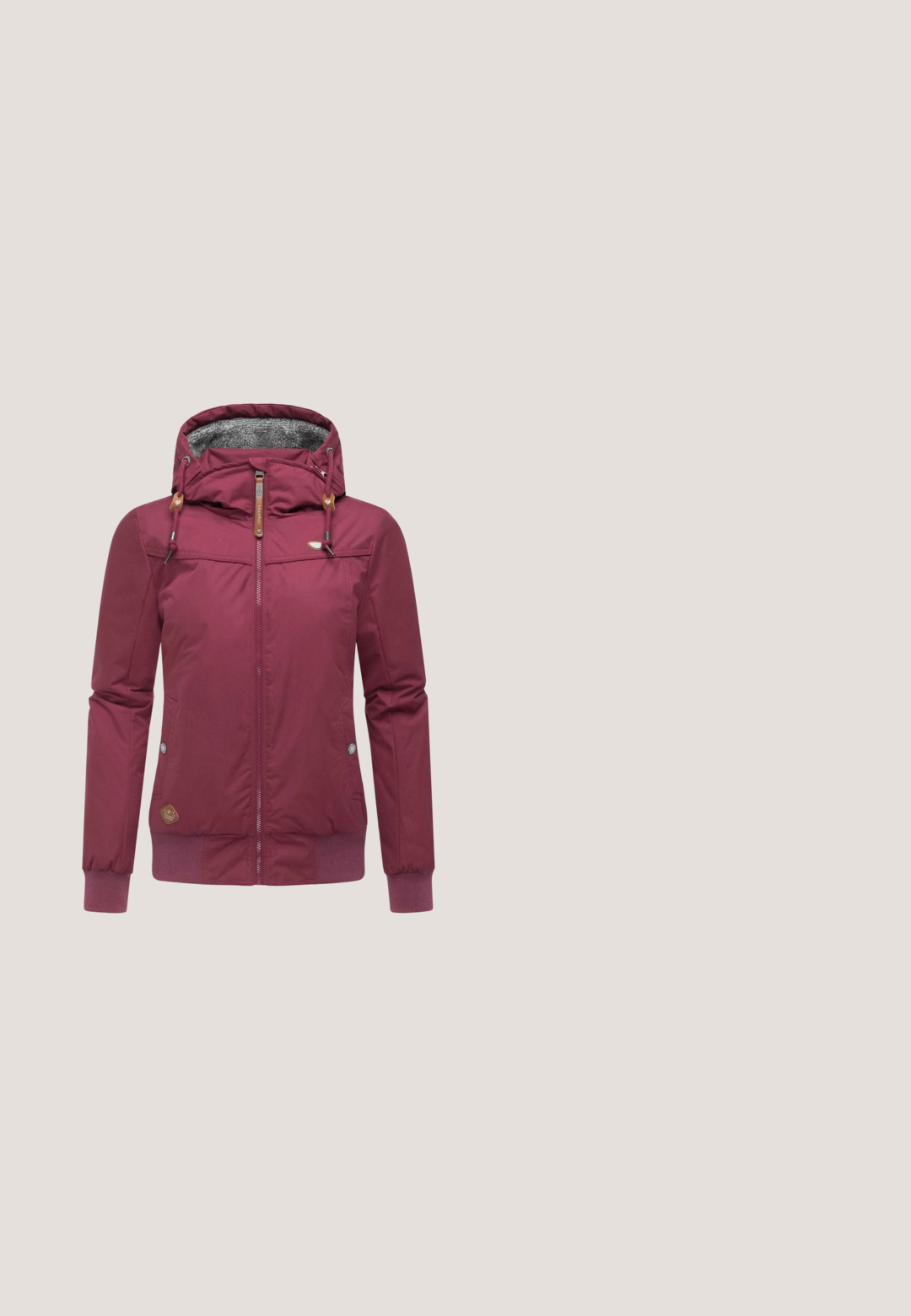 Burgunderfarbene Zip-Jacke mit Kapuze. Verfügt über elastische Bündchen, ein strukturiertes Innenfutter und Holzknöpfe. Enthält Details zu den Fronttaschen.; Burgunderfarbenes Sweatshirt mit einem geometrischen weißen Sternmuster. Rippkragen und -bündchen. Weiche Textur und lockere Passform.; Kurzärmeliges T-Shirt mit Rundhalsausschnitt in einfarbiger Fliedernuance mit geradem Saum und einem Street One-Label am Kragen.; Burgunderrote Jogginghose mit elastischem Bund und Kordelzug, geraden Beinen und dezentem Metall-Logodetail an der Seite.; Lässiger dunkelvioletter Sneaker mit schwarzen Schnürsenkeln, seitlichem Reißverschluss und dicker beiger Sohle, geeignet für den Alltag.; Bordeauxfarbene Wildleder-Umhängetasche mit zwei vorderen Reißverschlusstaschen, silbernen Reißverschlussanhängern und verstellbarem Schulterriemen mit Ziernaht.