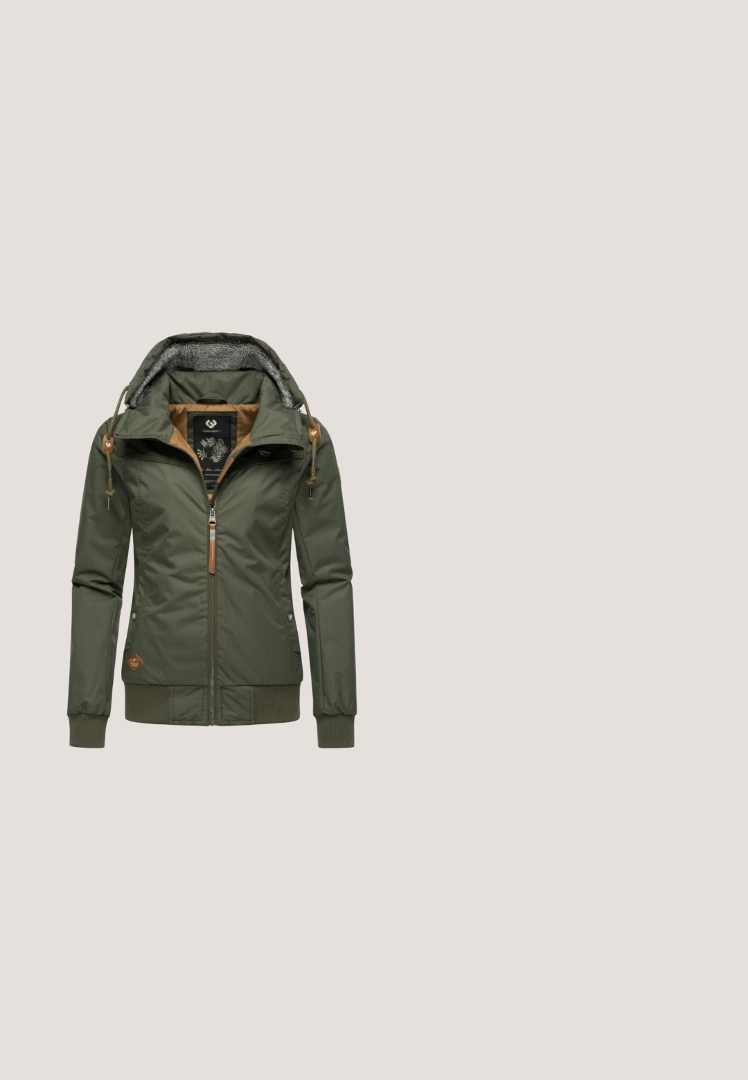 Ragwear JOTTY - Veste d'hiver - dark olive; T-shirt à manches courtes de couleur pêche clair, fabriqué en coton doux, avec un col rond classique et une texture lisse et unie.; Pantalons cargo beiges avec une coupe décontractée, deux poches latérales et une fermeture à bouton. Le tissu a une texture lisse avec de légères rides.; Baskets en cuir rose pâle mêlé à du suède beige, avec des lacets blancs, une semelle intermédiaire blanche et une semelle extérieure en caoutchouc texturé. Un jean en denim est légèrement court au-dessus de la chaussure.; Sac à main en cuir beige avec une texture douce, un dessus courbé et une seule sangle d'épaule réglable. Design simple, sans matériel ou motifs visibles.; Singularu DYE PEARLS - Bracelet - gold coloured
