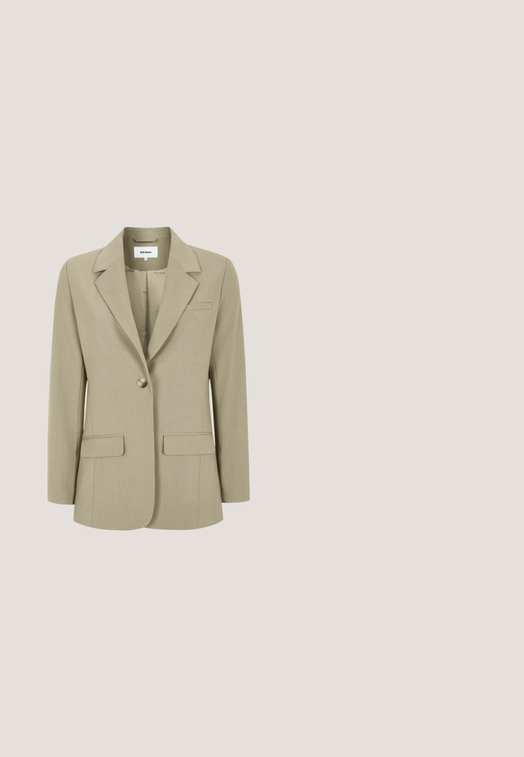 Béžový blazer vyrobený z textúrovaného materiálu s klopovým golierom, zapínaním na jeden gombík a dvoma prednými vreckami. Značka: Soft Rebels.; Béžová blúzka bez rukávov z hladkej látky, s prekrúteným výstrihom a skrytým zipsom na chrbte. Čistý, minimalistický dizajn.; Krémové nohavice s vysokým pásom a širokými nohami, so záhybmi, vyrobené z hladkej látky, s čistým dizajnom a prispôsobeným strihom.; Béžová kožená lodička s špicatou špičkou, popruhom okolo členka a úzkym podpätkom. Hladká textúra s jemným leskom, ktorá ukazuje minimalistický dizajn.; Béžová kožená kabelka s hnedým popruhom a zlatými kovovými doplnkami. Obsahuje odnímateľnú béžovú tašku s zaobleným chlopňou a uzáverom na gombík.; Otvárací zlatý prsteň s nepravidelnými, vlnitými pásmi vytvárajúcimi textúrovaný, organický dizajn.