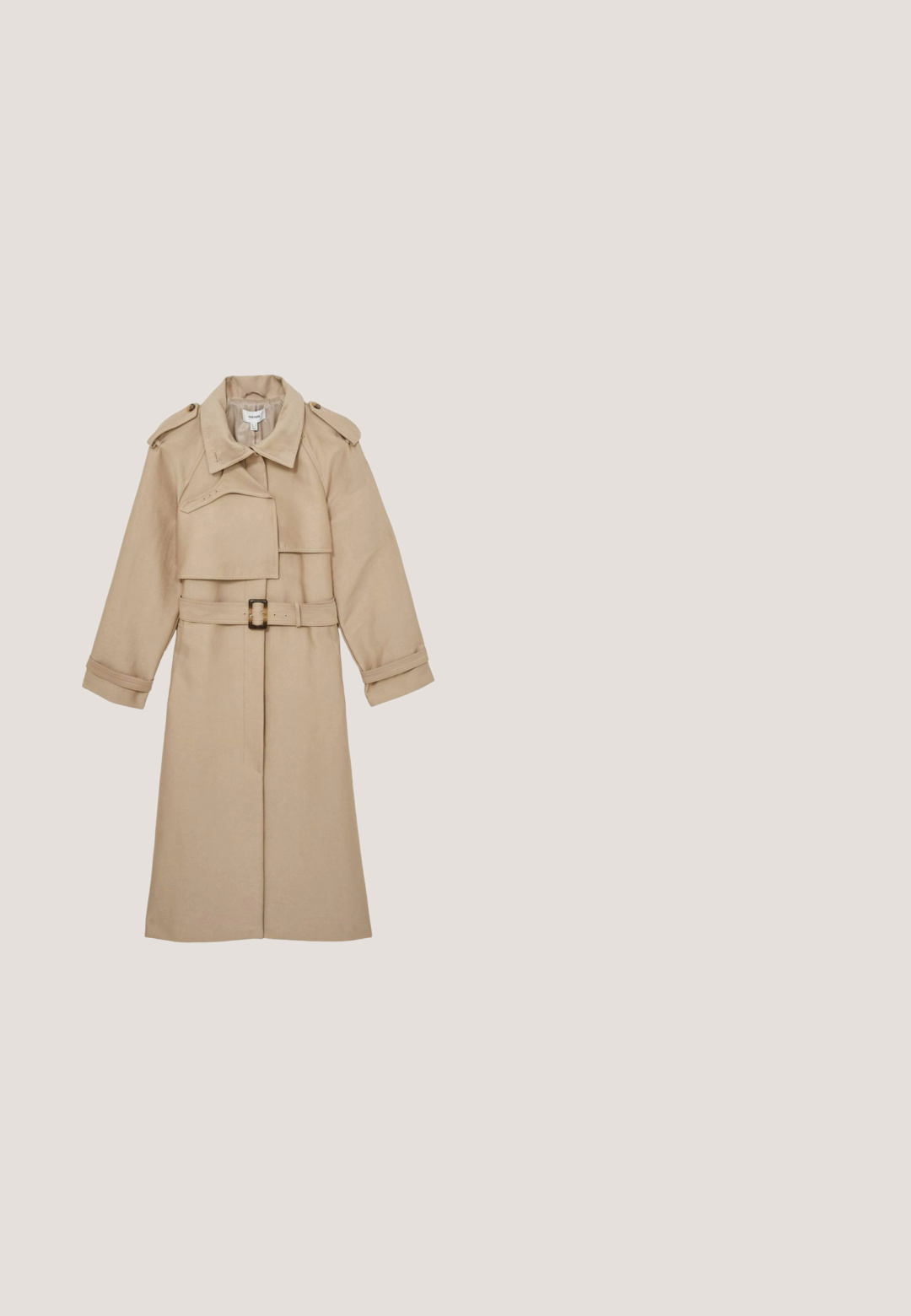 Beige trenchcoat med bælte i taljen, dobbeltknaplukning foran, stor krave og epauletter. Lavet af glat stof med sidelommer.; Marineblå, ribbestrikket sweater med korte ærmer og en lagdelt hvid og blå stribet flæsekant med blomsterudskæringer. Blød tekstur, afslappet design.; Lyseblå, vide ben-bukser med høj talje, bæltestropper og forreste pressede detaljer på en ensfarvet baggrund.; Blåmønstret, lavhælet pumps til kvinder med spids tå, kittenhælhæl og beige inderfoer mod hvid baggrund.; Solbriller med firkantede stel i skildpaddemønster, mørketonede glas og diskrete gulddetaljer på stængerne.; Vanessa Bruno MOON - Håndtasker - indigo