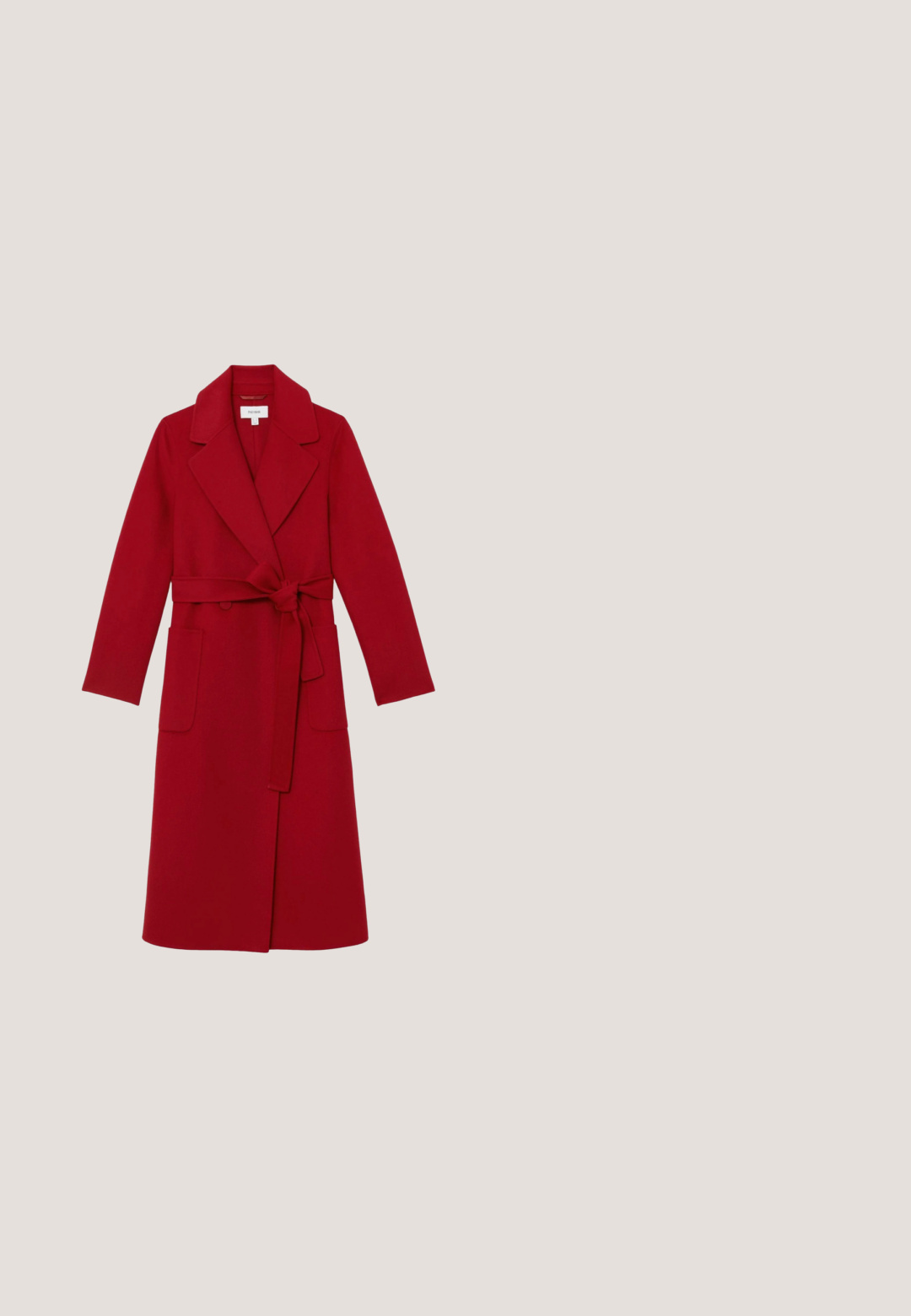 Abrigo largo de lana rojo con solapas anchas, dos bolsillos delanteros y un cinturón a juego atado en la cintura.; Vestido de gasa rojo con mangas largas y transparentes, cuerpo plisado y una silueta en A fluida. Textura suave y diseño hasta el tobillo.; Zapato de charol rojo de tacón alto con punta afilada, correa en el tobillo y detalles recortados, que presenta un elegante tacón de aguja.; Gafas de sol estilo cat-eye con un marco veteado en rojo profundo, lentes tintados en rosa y detalles dorados en las patas, con una textura suave y brillante.; Dos pendientes rojos en forma de flor de cinco pétalos con pequeños centros en tono dorado sobre un fondo blanco liso.; Bolso de mano de piel roja con patrón acolchado de rayos de sol y cierre de anillo dorado con dos pájaros, con una correa de hombro delgada y ajustable.