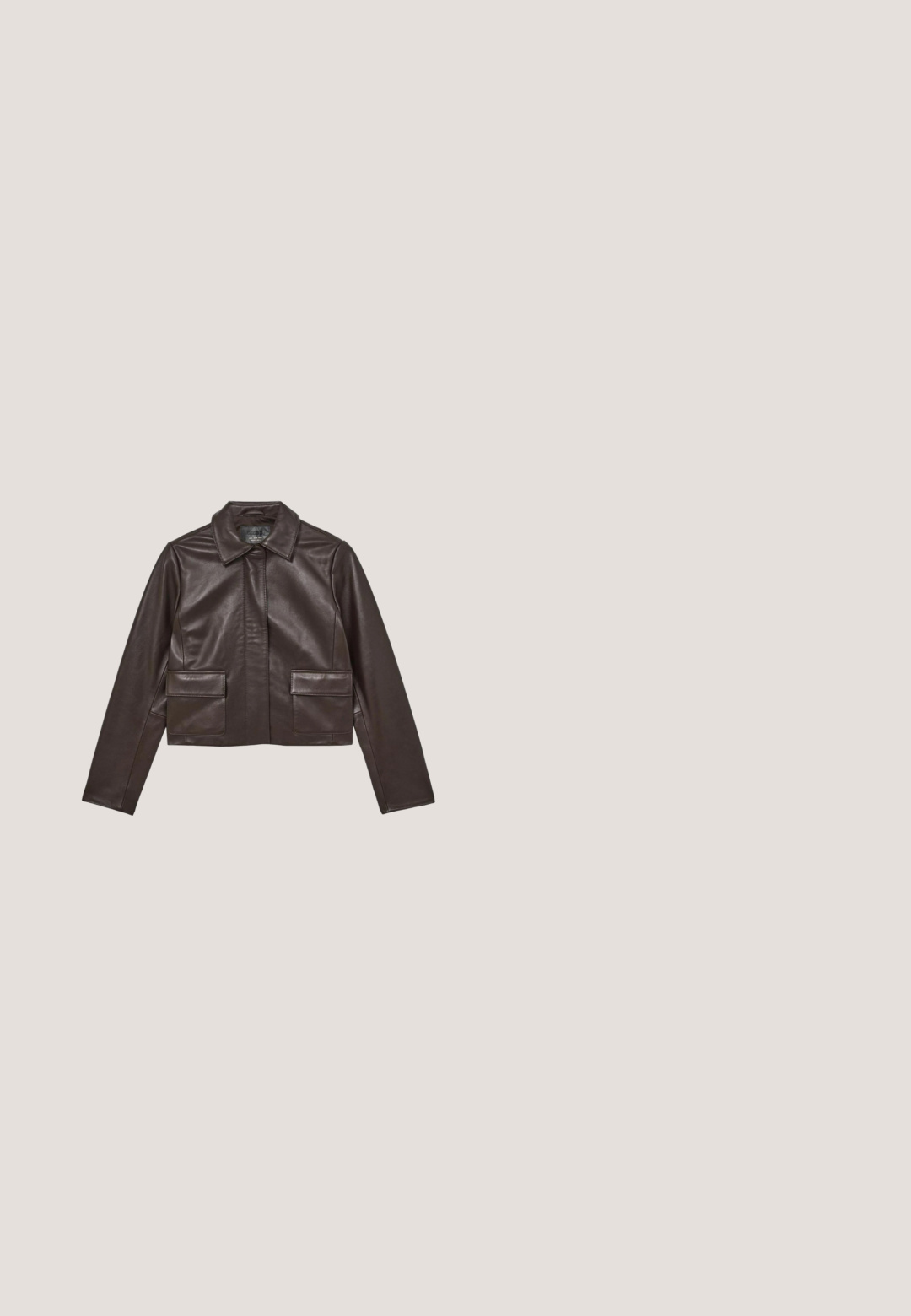 Veste cropped en cuir marron avec un col pointu, fermeture éclair sur le devant et deux grandes poches plates. Texture lisse et silhouette ajustée.; Body en maille noire à manches longues, avec des accents jaunes, un décolleté en V profond et des détails à lacets avec de longues lanières sur les côtés.; Mini-jupe brune courte recouverte de sequins brillants et munie d'un cordon à la taille, présentée sur fond blanc.; Botte en cuir marron, hauteur genou, avec un bout pointu et un talon fin. Texture lisse et design élégant, arborant une silhouette minimaliste.; Lunettes de soleil rectangulaires vertes en acétate avec verres teintés foncés et petits accents dorés sur les coins avant et les branches.; Sac à main imprimé serpent avec une silhouette incurvée, accents en cuir noir, détails en métal doré et une bandoulière amovible.