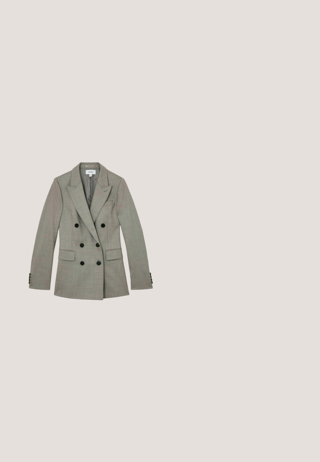 Blazer gris claro de doble botonadura con botones negros, solapas con muesca y bolsillos delanteros con solapa, colocado plano sobre un fondo blanco.; Camisa blanca de manga larga con cuello clásico, que presenta una textura suave y cierre de botones. Dobladillo redondeado y mangas ligeramente abullonadas.; Pantalones beige hechos a medida con trabillas para el cinturón, cierre delantero con cremallera y pliegues prensados en las piernas, mostrados sobre un fondo blanco.; Zapato de salón de cuero beige con tacón alto de 5 cm, punta puntiaguda y tacón delgado; textura suave y diseño minimalista sin adornos.; Bolso tote de cuero beige con asas largas, bolsillo frontal con solapa y cierre dorado, y un pequeño monedero adjunto con detalle de cadena dorada.; Cinturón de cuero marrón con hebilla de metal en tono dorado, textura suave y múltiples agujeros de ajuste a lo largo de la correa.