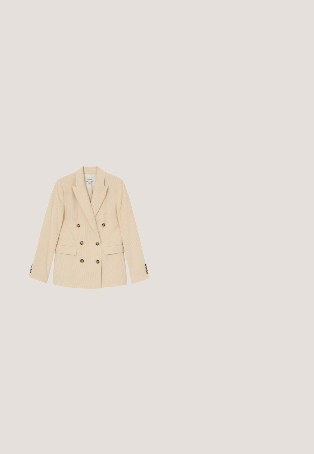 Beige dubbelgeknoopte corduroy blazer met inkepingrevers, zes schildpadknopen, klepzakken en met knopen afgewerkte manchetten.; Mouwloos gebreid vest met grijs-wit argyle patroon, V-hals, knoopsluiting aan de voorkant en geribde afwerking aan kraag en zoom.; Witte top met lange mouwen van een gestructureerde stof, met opbollende mouwen en een ronde hals. Subtiele patroonstiksels door het geheel.; Bruine geplooide midi-rok met een gladde textuur en een brede tailleband, met gelijkmatige verticale plooien die over de lengte lopen en een vloeiende silhouet creëren.; Bruine leren herenschoenen in twee tinten met brogue-details, vetersluiting en zwarte zool, zijaanzicht op witte achtergrond.; Bruin leren schoudertas met een klep, twee metalen gespen en decoratieve stitching. Voorzien van een klein voorvakje en zilverkleurige accenten.