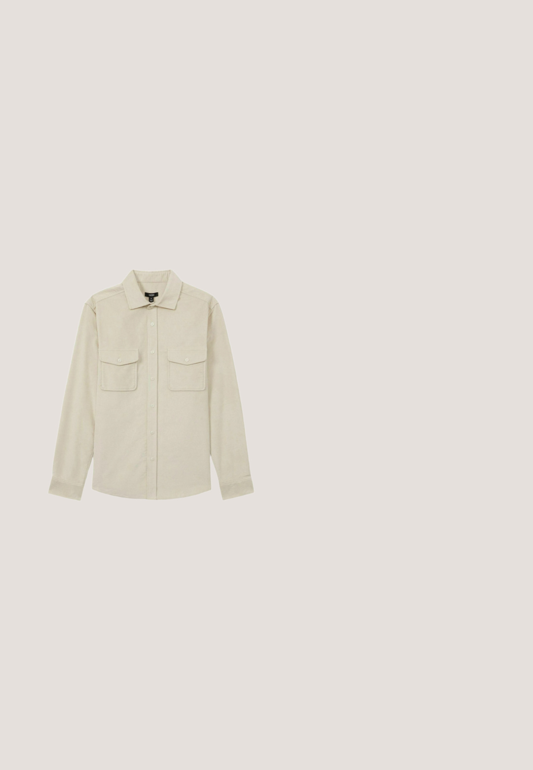 Lys beige skjorte lavet af bomuld, med knaplukning fortil, to brystlommer og lange ærmer med knapmanchetter.; Sort-hvid mønstret strikket sweater med lange ærmer, rund hals og ribbede manchetter og kant.; Hvid langærmet T-shirt lavet af bomuld. Rund halsudskæring med ribbede manchetter og et lille logo på venstre ærme. Glat tekstur.; Sorte denim jeans med lige snit, fem lommer og knaplukning. Har synlige sømme og en blød, struktureret stof.; Lav-top sneaker med beige ruskind, hvide meshpaneler, olivengrønne detaljer, hvide snørebånd og gummisål i karamelfarve på en lysegrå baggrund.; Sort læderbælte med en sølvfarvet oval spænde dekoreret med præget grafik og tekst, herunder et hestemotiv og mærkenavn.
