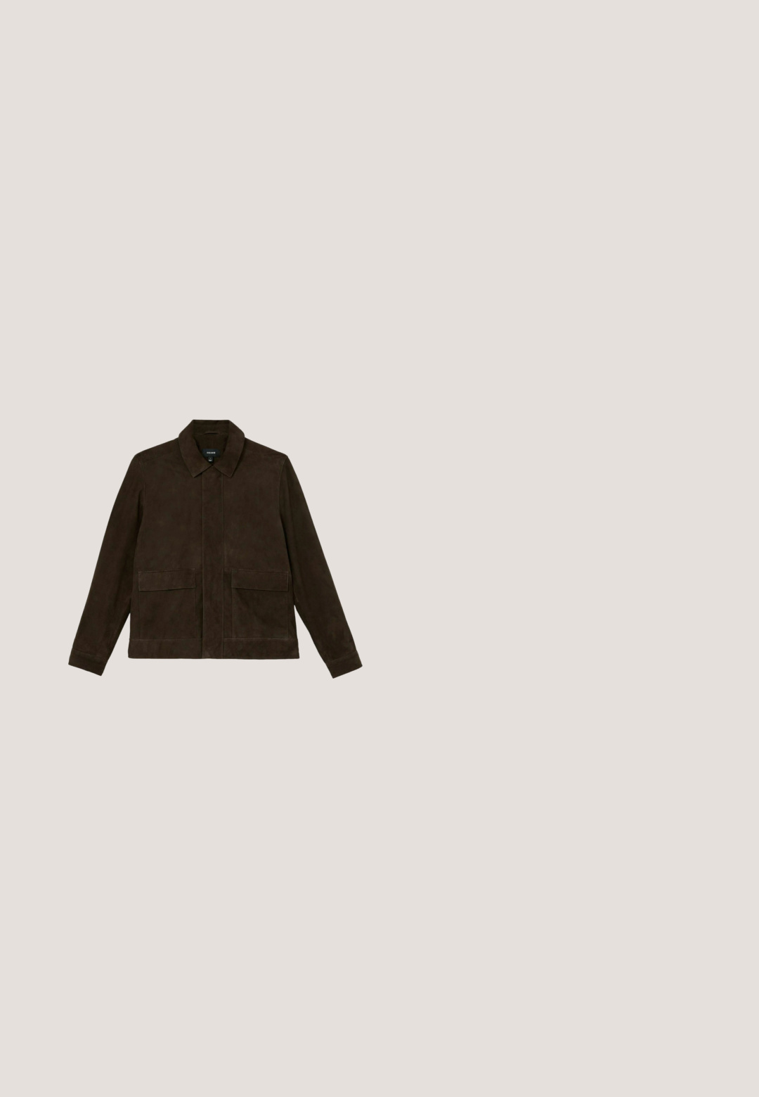 Dunkelbraune Wildlederjacke mit langen Ärmeln, Standardkragen, aufgesetzten Taschen vorne und verdecktem Knopfverschluss.; Hellblaues Langarmhemd mit Knöpfen, spitzem Kragen und weißen Knöpfen, flach auf weißem Hintergrund dargestellt.; Dunkelblaue Denim-Jeans in lockerer Passform mit einem Five-Pocket-Design, Knopf- und Reißverschlussöffnung sowie sichtbaren Nähdetails.; Braune Lederstiefel mit dekorativen Broguedetails, runder Zehenform, Schnürdesign und niedrigem, gestapeltem Absatz. Enthält eine Zuglasche hinten.; Rotes Bandana-Style-Tuch mit weißem Paisley-Muster, zu einer Schleife gebunden. Hergestellt aus weichem Stoff, mit glatter Textur und abgerundeten Kanten.; Brauner Ledergürtel mit einer rechteckigen Messing-Schnalle. Besitzt eine glatte Textur und ein eingeprägtes "Wrangler"-Logo auf dem Riemen.