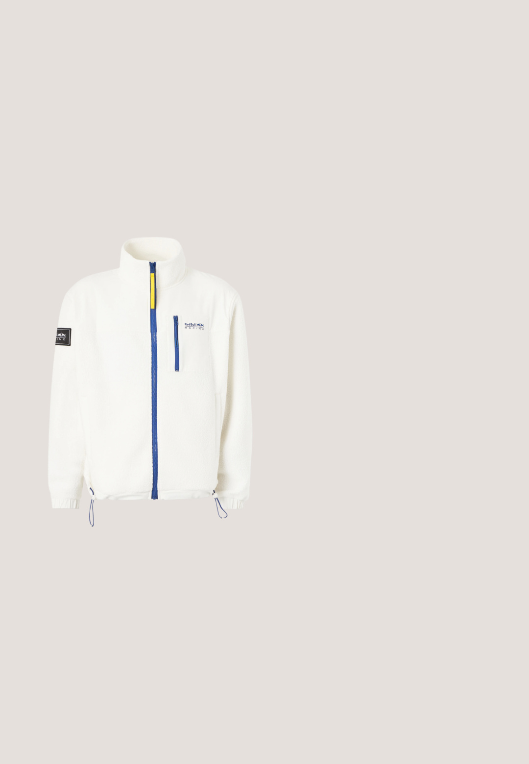 Chaqueta de forro polar blanca con cremallera azul, bolsillo en el pecho, cordones ajustables en el dobladillo, logo de Red Bull Racing en el pecho y parche negro en la manga.; Sudadera blanca con cuello redondo, fabricada en algodón suave, con un logo turquesa "REPLAY" y el texto "SINCE 1981" en el pecho. Diseño sencillo, mangas largas.; Camisa polo azul marino con un color blanco en el collar y los acentos de las mangas. En la parte frontal, lleva el logo "RedBull Racing" en blanco. Fabricada en un cómodo tejido de algodón.; Pantalones cargo de camuflaje en verde, marrón y beige. Cuentan con dos grandes bolsillos laterales y un cierre de botón. Fabricados con una tela texturizada.; Zapatilla de deporte verde y beige con cordones, con parte superior texturizada, forro de piel sintética y suela de goma gruesa, sobre un fondo blanco liso.; Riñonera negra con un tirador de cremallera rojo y una parche rectangular con el logotipo "montagne" que muestra un sol y franjas en la parte delantera.