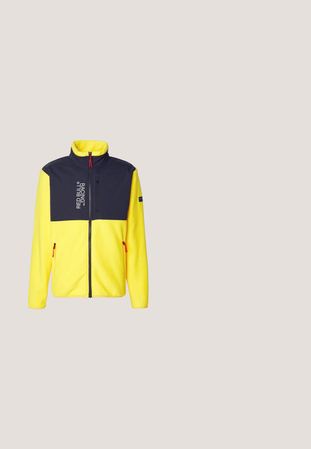 Fleecejacke mit hohem Kragen, gelbem Körper, marineblauen Schultern und roten Reißverschlussakzenten. Verfügt über ein Logo und seitliche Reißverschlusstaschen.; Rotes Polohemd mit kurzen Ärmeln, Kragen, dreiknopfiger Knopfleiste und kleinem Red Bull Racing-Logo auf der Brust und am Ärmel.; Marineblaue Cargo-Shorts mit Gürtelschlaufen, vorderer Knopfverschluss und seitlichen Klappentaschen an jedem Bein.; Schwarze Wanderschuhe aus einer Kombination von strukturiertem Synthetikmaterial und Mesh, mit blauen Akzenten, Metallösen und einer robusten Sohle.; Sonnenbrille mit Metallrahmen, bläulich getönten Gläsern und blauen sowie roten Bügeln, mit der Marke „Hugo“ an den Bügeln.; Rechteckige dunkelblaue Sporttasche mit schwarzen Griffen, einem abnehmbaren Schultergurt und einer Fronttasche in weißen und roten Farbfeldern.
