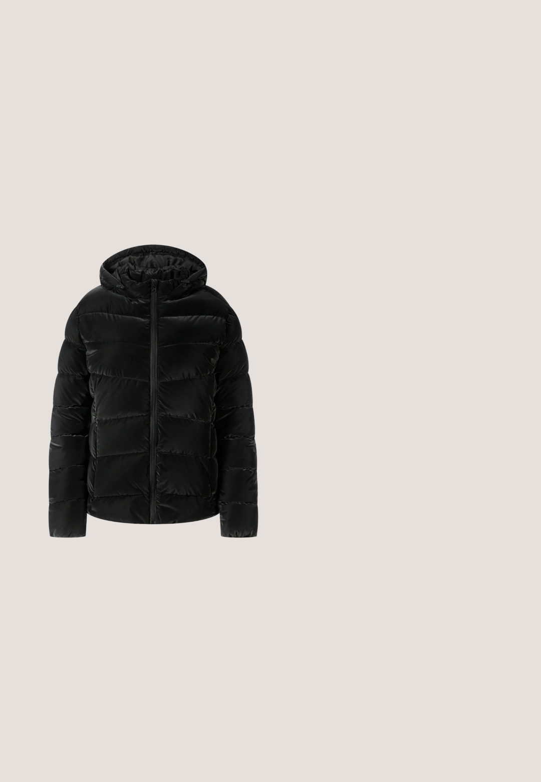 Zwarte donsjacket met capuchon, voorritssluiting en horizontaal gestikte ontwerpen. Gemaakt van gladde, glanzende stof met een zachte textuur.; Zwarte cropped pullover met een kwart-ritskraag, geribbelde structuur en lange raglanmouwen. De stof lijkt rekbaar en lichtgewicht.; Zwarte trui met lange mouwen, ronde hals en elastische zoom. Gladde structuur, eenvoudig ontwerp, en subtiele branding op de linkermouw.; Zwarte joggingbroek gemaakt van gladde stof heeft een brede tailleband en twee met rits afgesloten zijzakken, met taps toelopende pijpen die eindigen in boorden.; Zwarte hoge sneakers van suede en gaas, met klittenbandsluitingen, een gladde afwerking en een gestructureerde rubberen zool voor grip.; Zwarte tote bag gemaakt van duurzaam stof. Beschikt over dubbele handvatten, een rechthoekige vorm en een logopatch met "STUDIO BERLIN" in witte tekst.