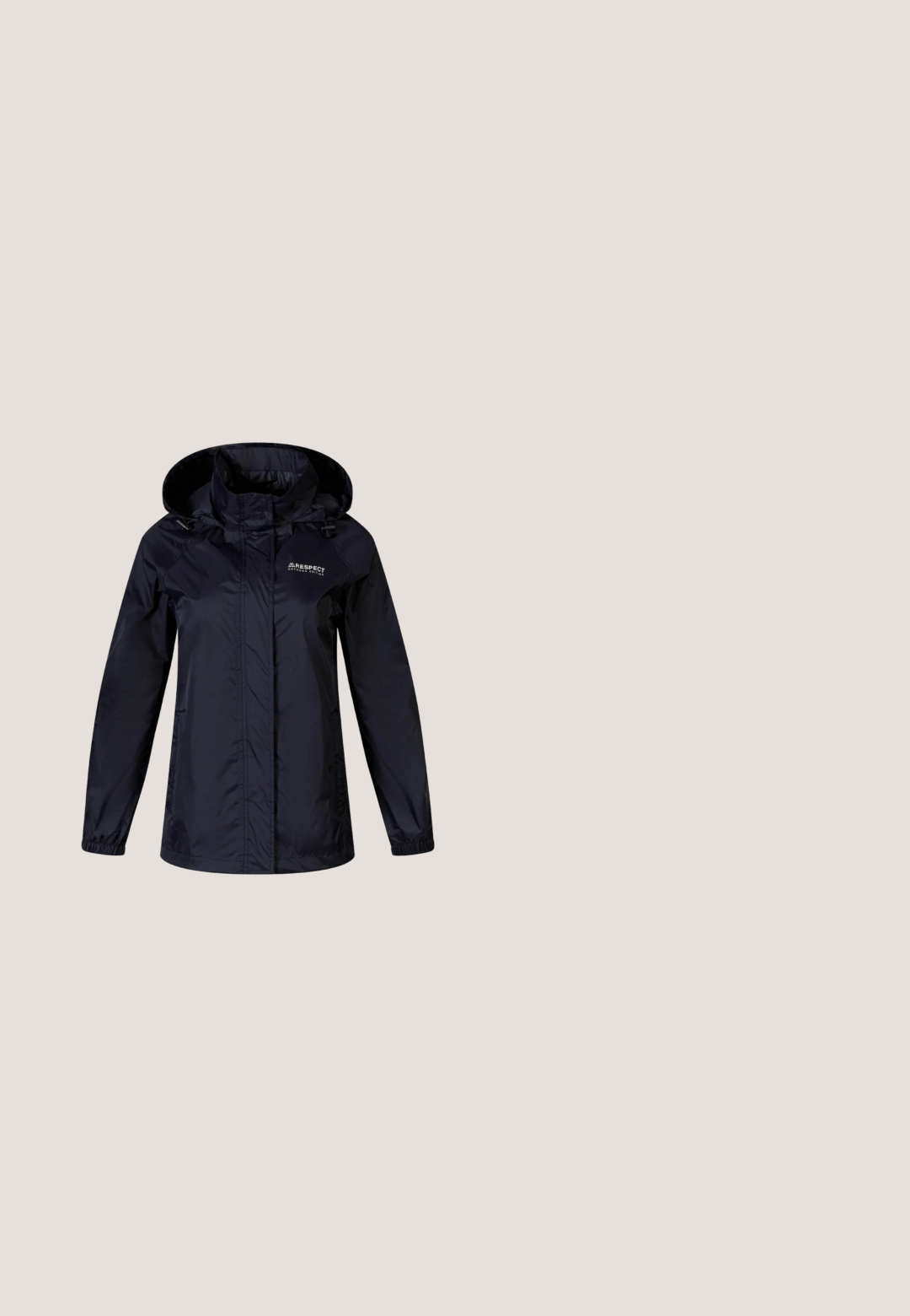 Marineblaue wasserdichte Jacke mit Kapuze, elastischen Bündchen und einem vorderen Reißverschluss. Verfügt über ein Logo auf der Brust und hat eine leichte, glatte Textur.; Dunkelblauer Fleece-Pullover mit hohem Stehkragen, halber Reißverschluss, gerippten Akzenten und einer vorderen Kängurutasche. Lockere Passform mit langen Ärmeln.; Navyblaues T-Shirt mit kurzen Ärmeln und Rundhalsausschnitt, aus einem glatten Stoff gefertigt. Verfügt über Raglanärmel und subtile kontrastierende Nähte.; Marineblaue Sportbekleidung mit glatter Textur und genähten Akzenten, ausgestattet mit einem umgeschlagenen Bündchen für zusätzliche Funktionalität.; Schwarze Gummiregenstiefel mit runder Zehenform, strukturiierter Sohle und verstellbaren Riemendetails. Glatte Oberfläche mit matter Oberfläche.; JanSport DAILY - Shopping Bag - navy