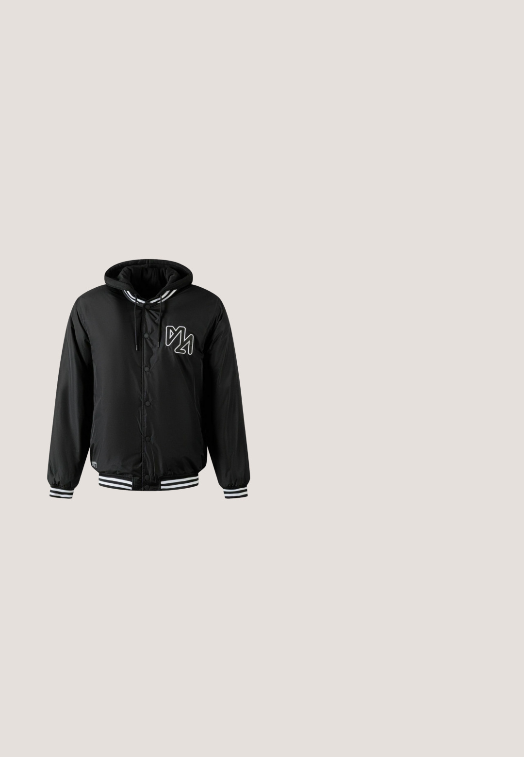 Zwarte jas met capuchon, drukknoopsluiting en witte gestreepte accenten op de manchet en zoom. Bevat een wit logo op de borst.; Zwarte hoodie met ritssluiting en witte zijstrepen, gecombineerd met bijpassende zwarte joggingbroek met witte strikaccenten. Zacht materiaal, casual ontwerp.; Pier One by Zalando Sweater - jet black; Zwart sportief schoen met witte geventileerde zool zweeft boven een houten bankje, met hoge groene gras op de achtergrond.; Zwarte rechthoekige zonnebril met donker getinte glazen en dikke monturen, rustend op een wit oppervlak.; Zwarte leren Calvin Klein heuptas met geperst CK-patroon en zilveren rits op een effen achtergrond.